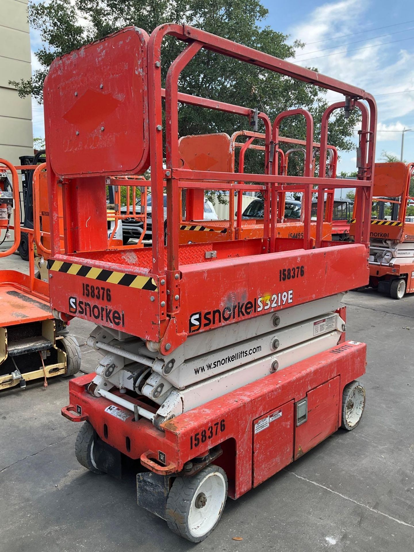 2015 SNORKEL SCISSOR LIFT MODEL S3219E ANSI , ELECTRIC, APPROX MAX PLATFORM HEIGHT 19FT, NON MARK... - Image 6 of 10