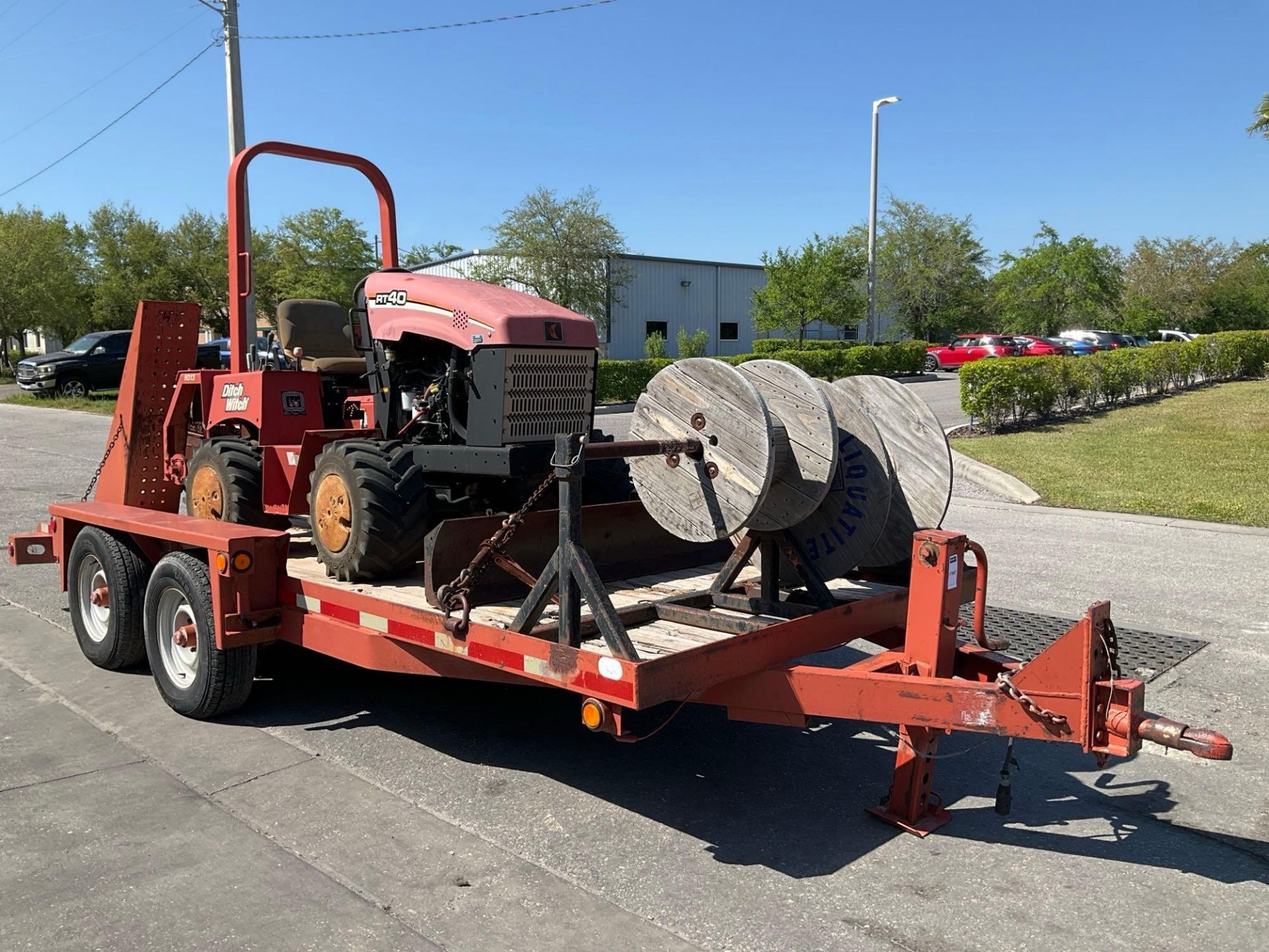 DITCH WITCH RT40 RIDE ON TRENCHER WITH DUAL AXLE UTILITY TRAILER, NEW BATTERY, LOW HOURS, RUNS & ... - Image 2 of 23