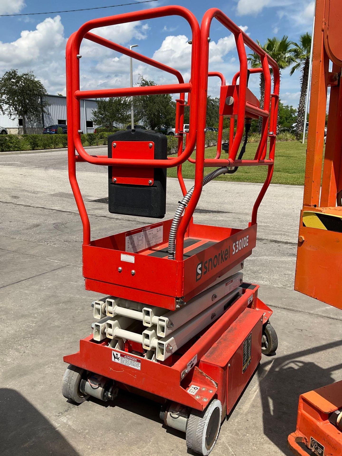 2014 SNORKEL SCISSOR LIFT MODEL S3010E, ELECTRIC, APPROX MAX PLATFORM HEIGHT 10FT, NON MARKING TI... - Image 7 of 12