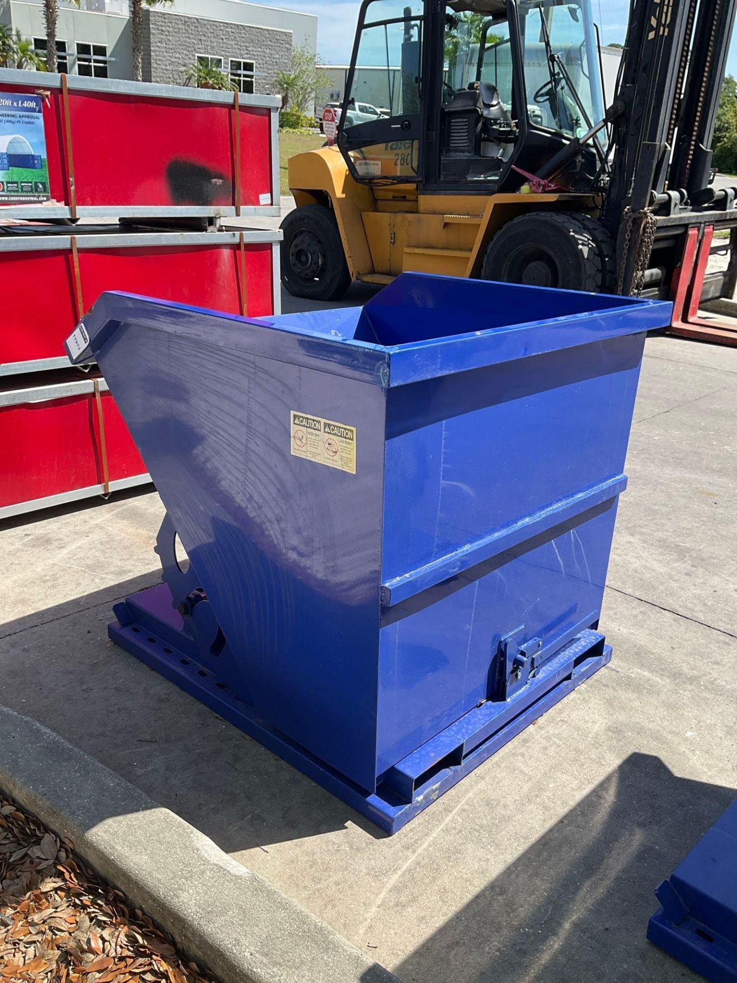 ( 1 ) UNUSED 1CU YARD SELF DUMPING HOPPER WITH FORK POCKETS - Image 2 of 4