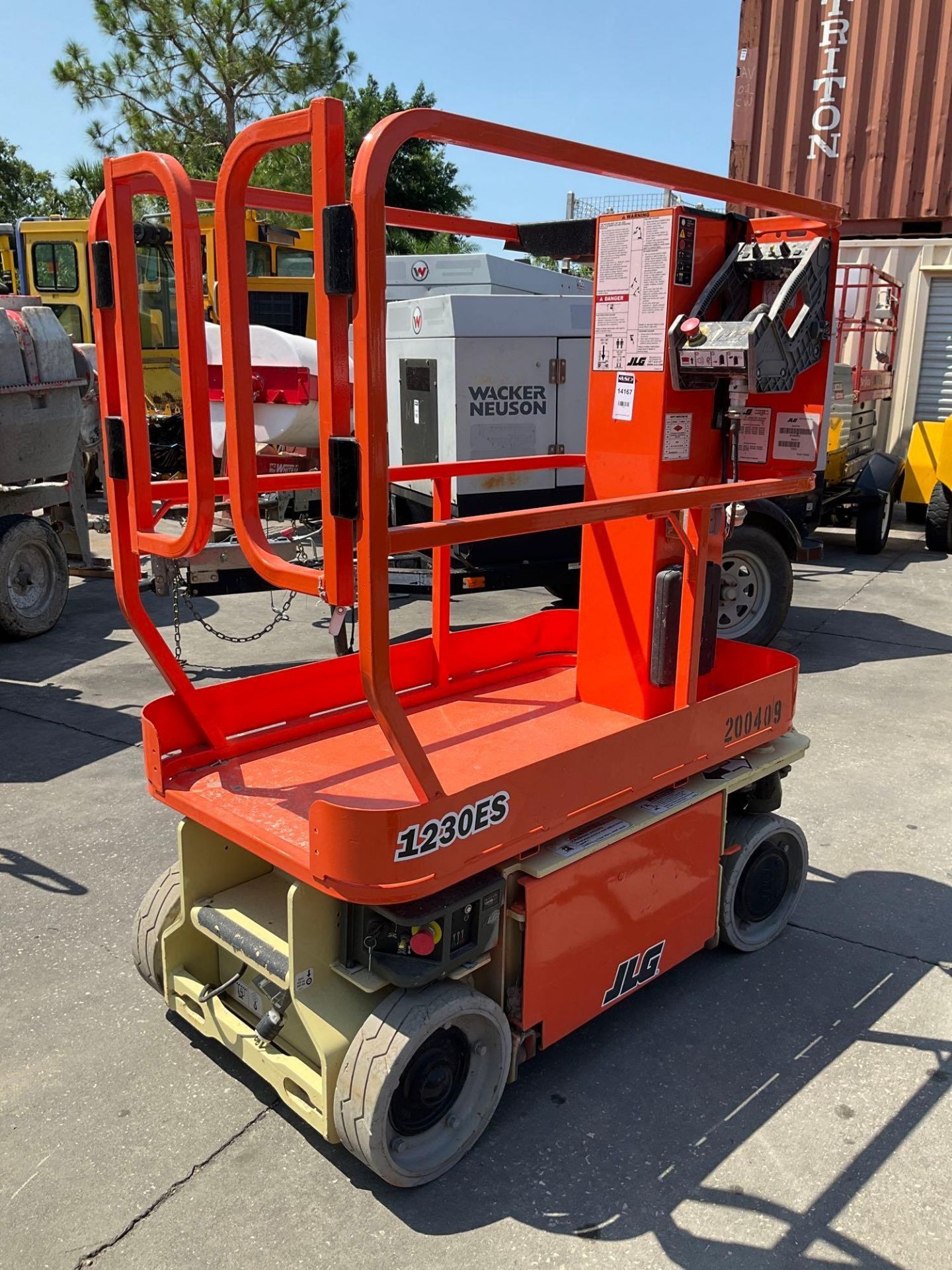 2017 JLG MAN LIFT MODEL 1230ES, ELECTRIC, APPROX MAX PLATFORM HEIGHT 12FT, NON MARKING TIRES, BUILT - Image 4 of 15