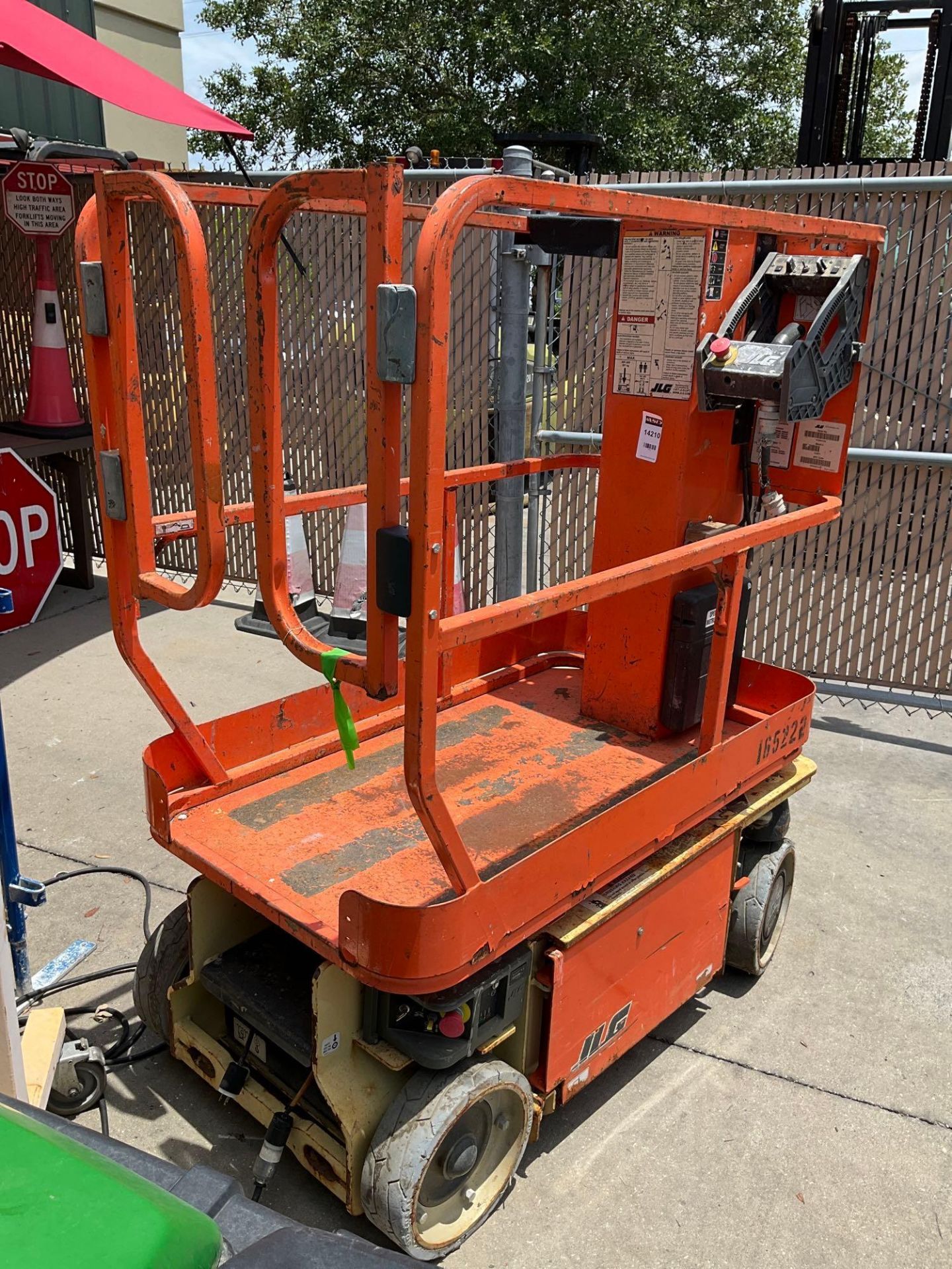 2016 JLG MAN LIFT MODEL 1230ES, ELECTRIC, APPROX MAX PLATFORM HEIGHT 12FT, NON MARKING TIRES, BUILT - Image 7 of 11