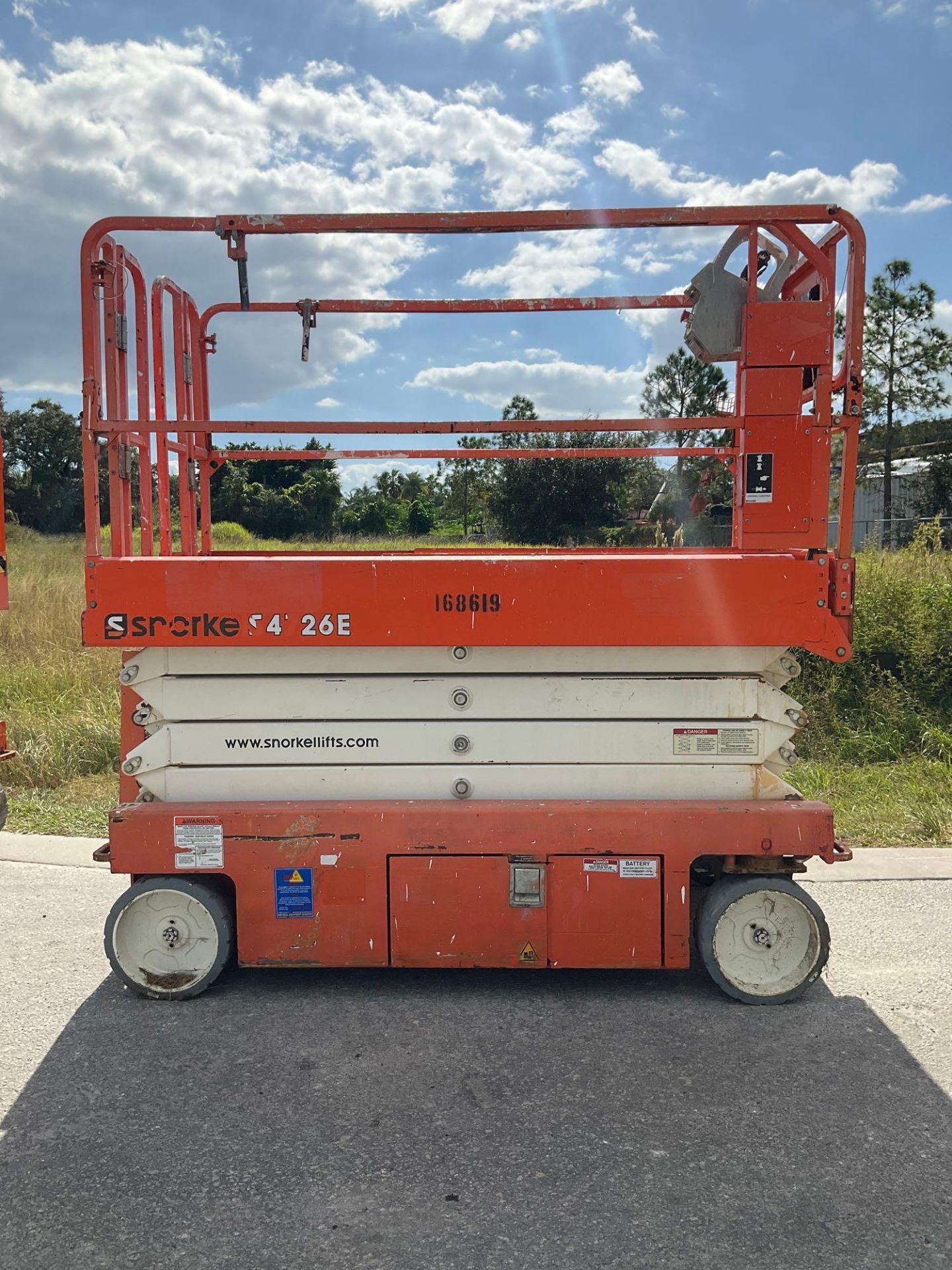 2016 SNORKEL SCISSOR LIFT MODEL S4726E ANSI , ELECTRIC, APPROX MAX PLATFORM HEIGHT 26FT, NON MARK... - Image 2 of 11