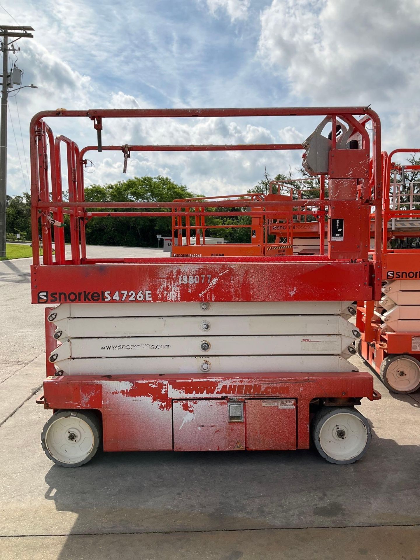 2017 SNORKEL SCISSOR LIFT MODEL S4726E ANSI, ELECTRIC, APPROX MAX PLATFORM HEIGHT 26FT, BUILT IN ... - Image 2 of 12