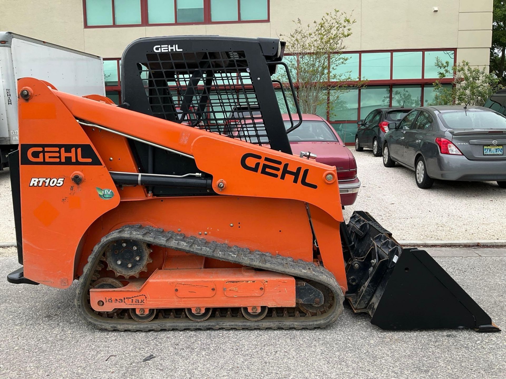 2019 GEHL COMPACT SKID STEER LOADER MODEL RT105, DIESEL, RUBBER TRACKS, BUCKET APPROX 53€, APPRO... - Image 6 of 13