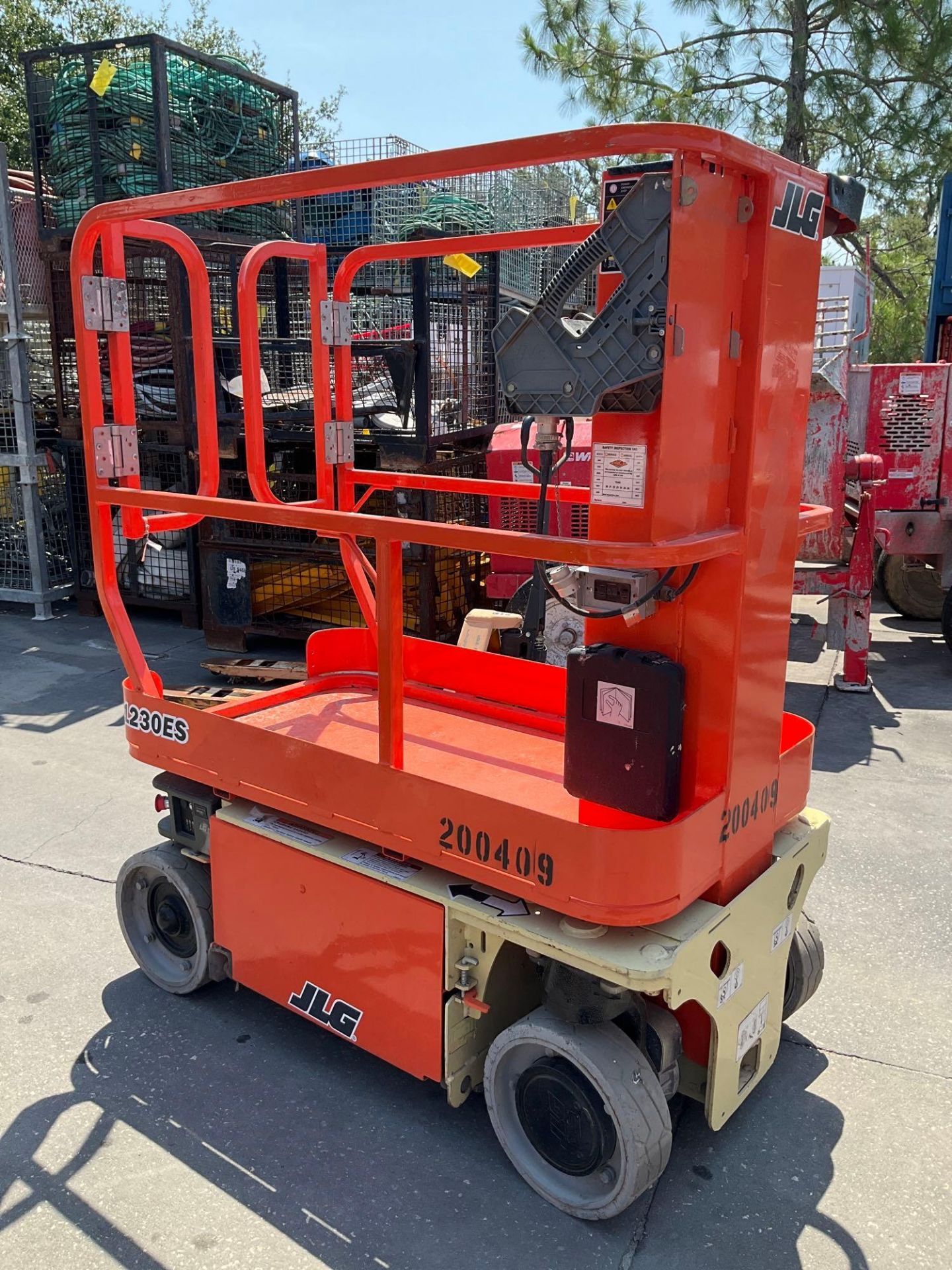2017 JLG MAN LIFT MODEL 1230ES, ELECTRIC, APPROX MAX PLATFORM HEIGHT 12FT, NON MARKING TIRES, BUILT - Image 2 of 15