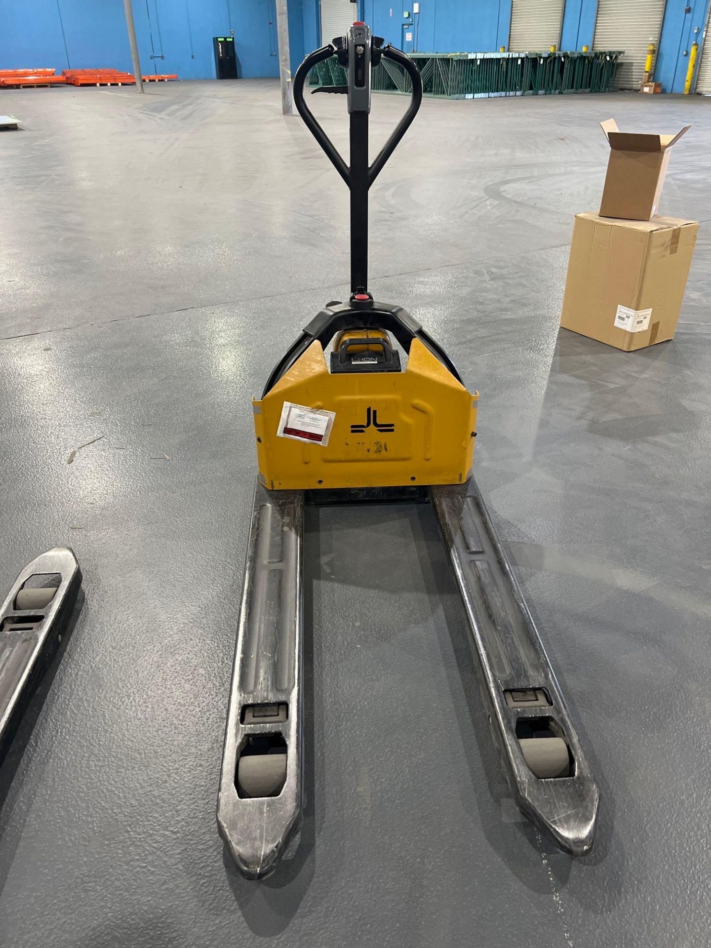 BIG JOE ELECTRIC PALLET JACK WITH EXTRA BATTERY & BATTERY CHARGER, RUNS & OPERATES