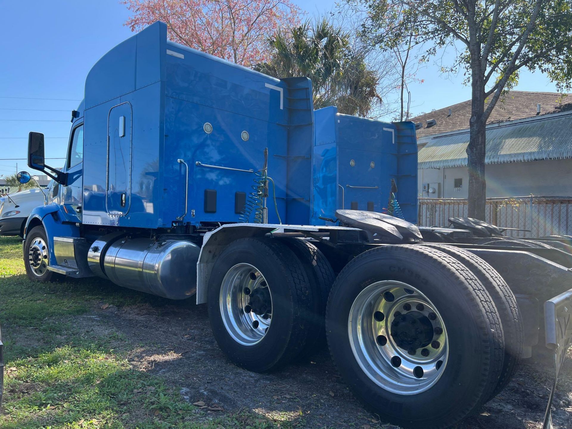 2014 PETERBILT 579 SEMI TRUCK W/SLEEPER CAB, PACCAR DIESEL ENGINE, 455 HP, AUTOMATIC TRANSMISSION - Image 2 of 34