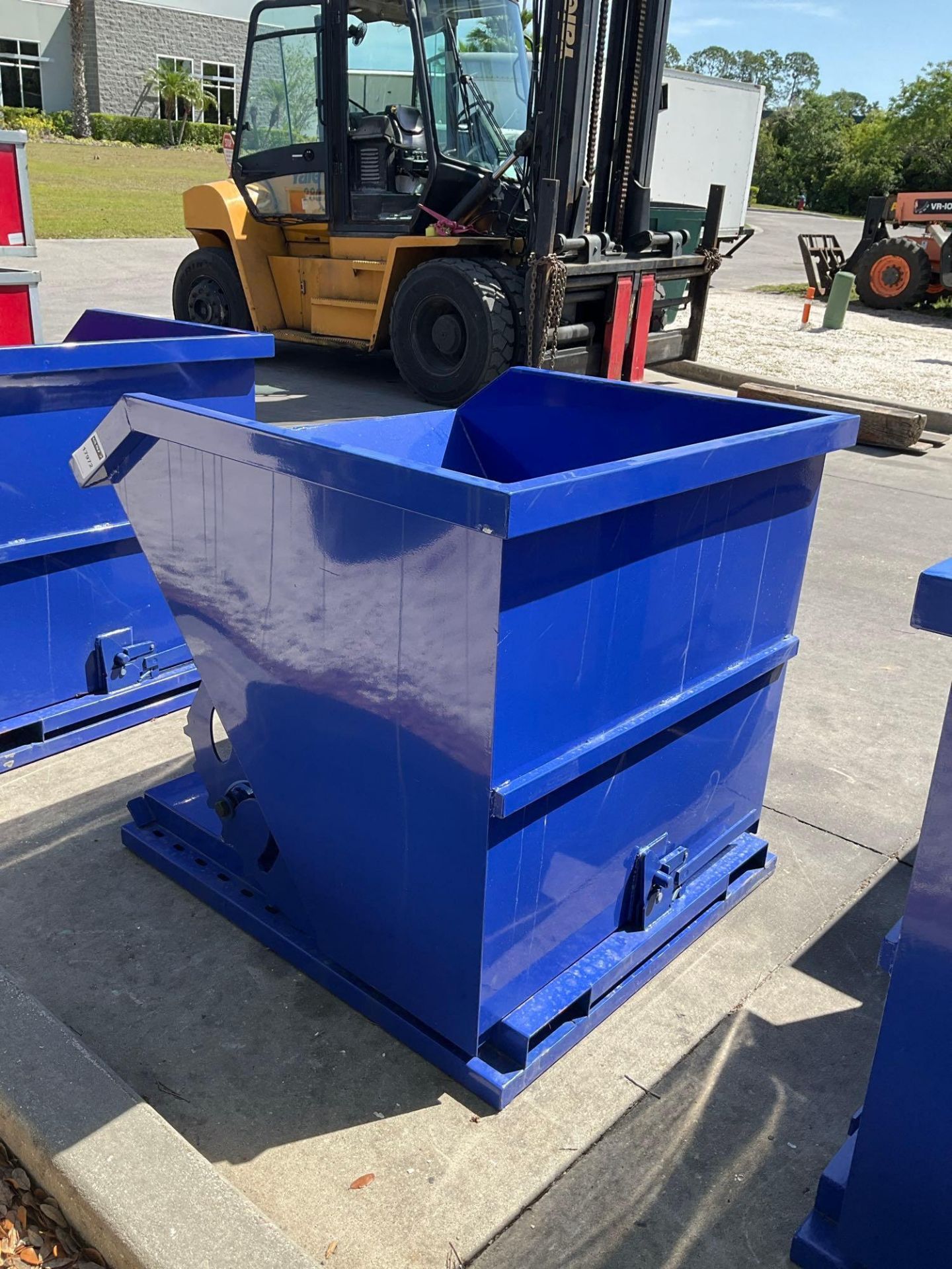 ( 1 ) UNUSED 1CU YARD SELF DUMPING HOPPER WITH FORK POCKETS - Image 4 of 4