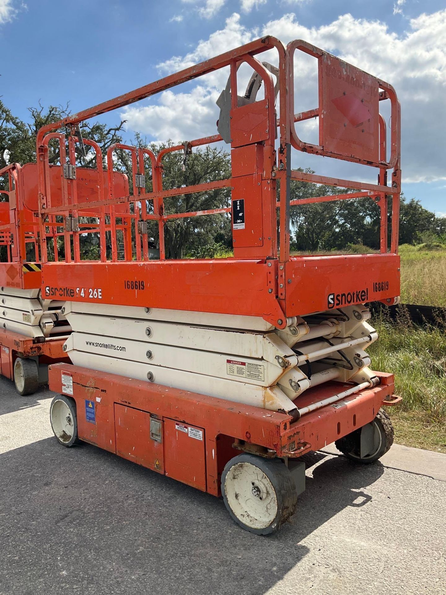 2016 SNORKEL SCISSOR LIFT MODEL S4726E ANSI , ELECTRIC, APPROX MAX PLATFORM HEIGHT 26FT, NON MARK... - Image 3 of 11