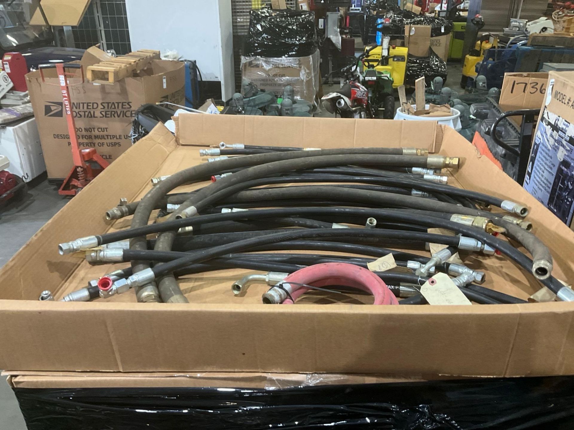 LOT PNEUMATIC AND HYDRAULIC HOSES WITH FITTINGS; BRANDS INCLUDE GATES AND PARKER; MISCELLANEOUS L... - Image 2 of 12