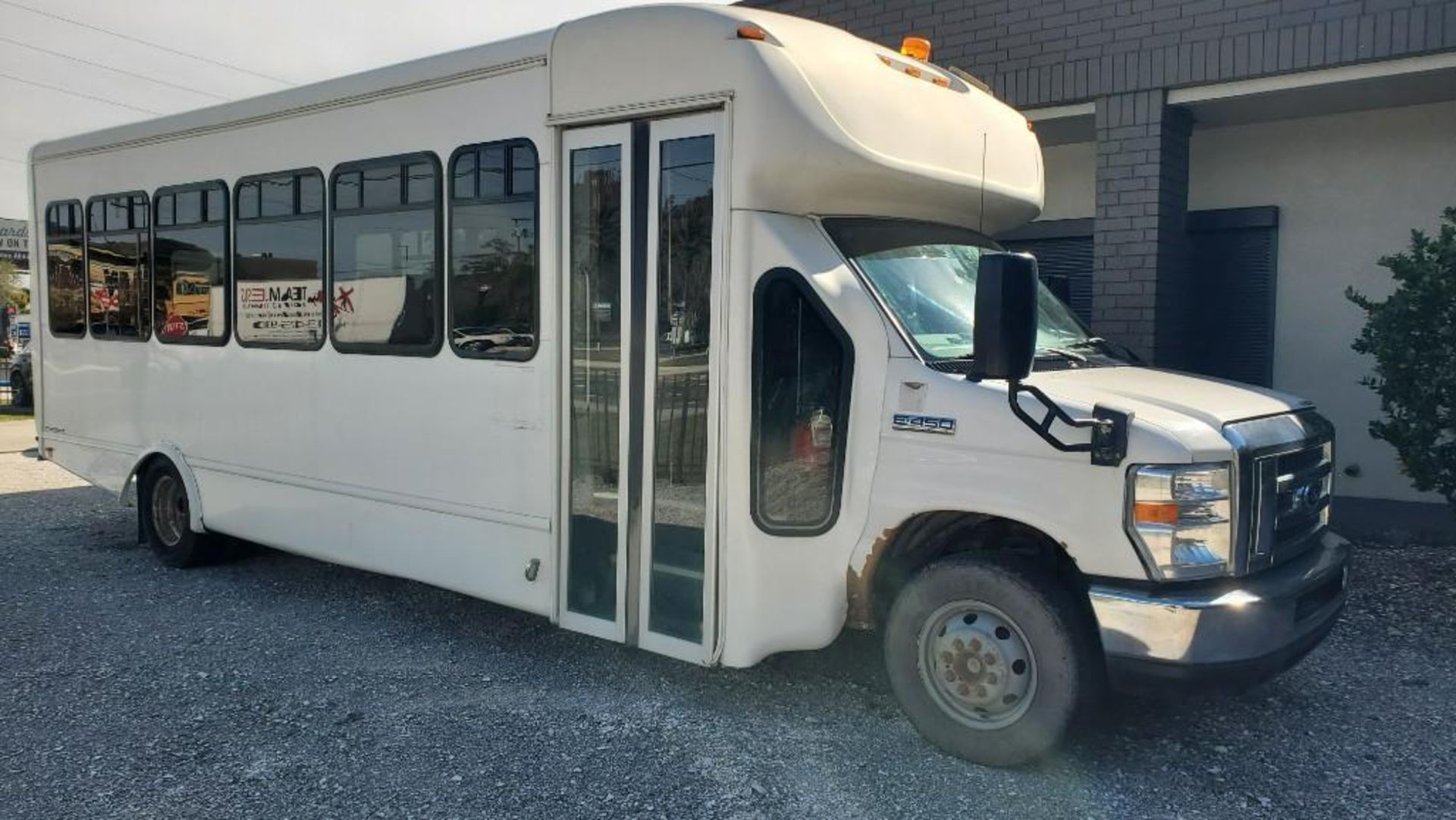 2018 FORD ECONOLINE 450 SHUTTLE BUS, GAS AUTOMATIC, 28 PASSENGER SEATING