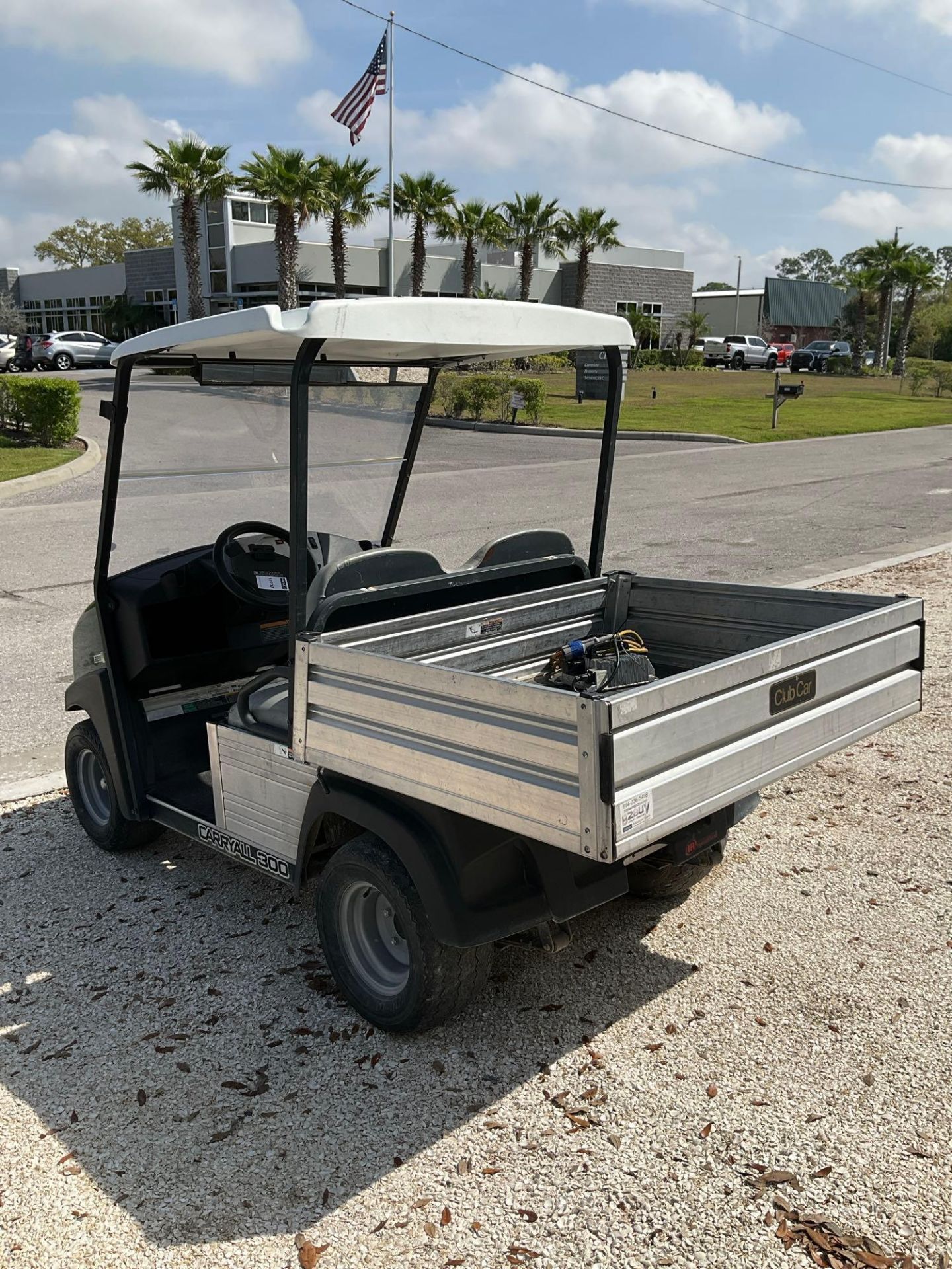 2018 CLUB CAR CARRYALL 300 ATV MODEL CA300 , ELECTRIC , MANUEL DUMP BED, BATTERY CHARGER INCLUDED... - Image 5 of 13