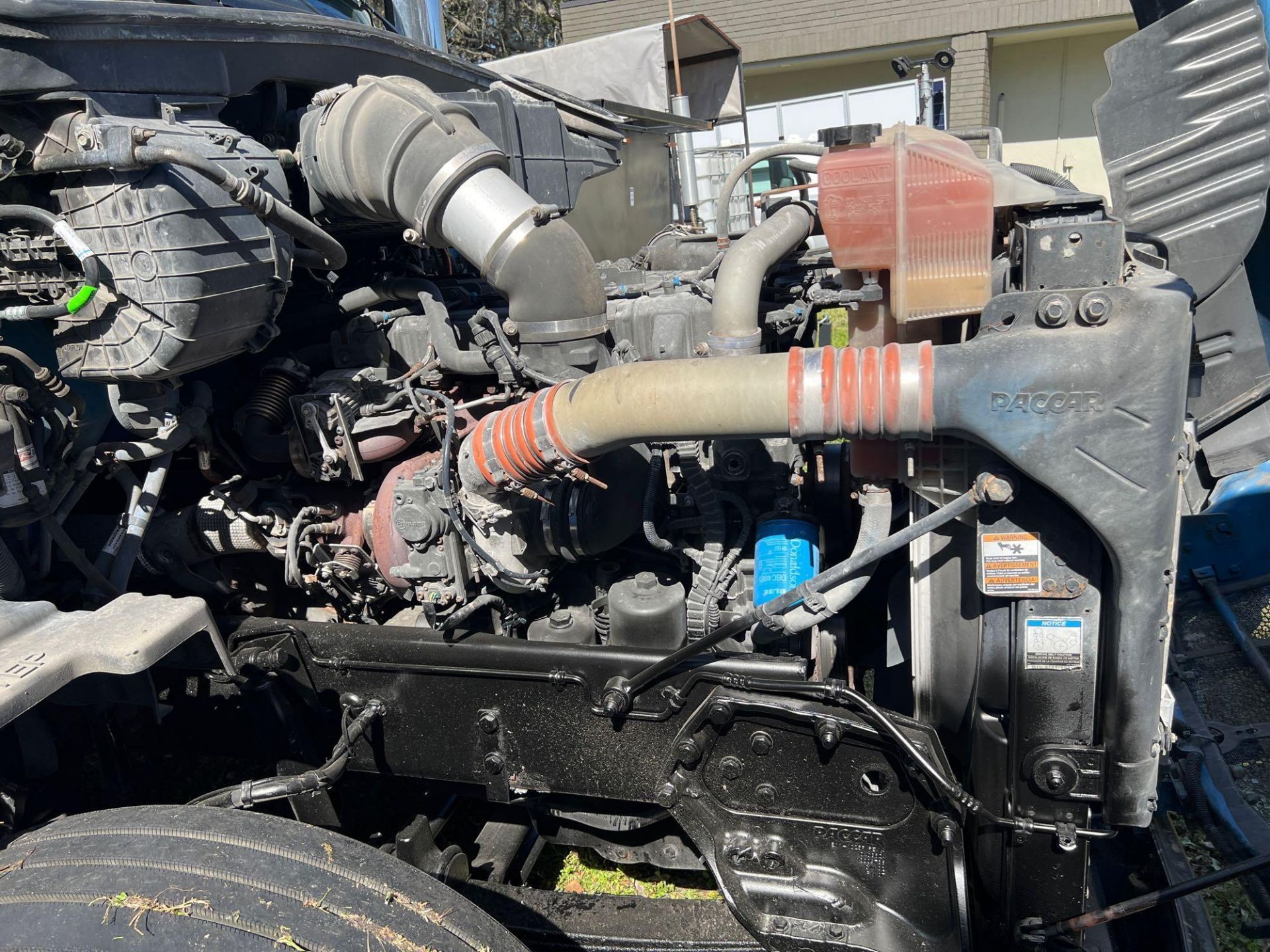 2014 PETERBILT 579 SEMI TRUCK W/SLEEPER CAB, PACCAR DIESEL ENGINE, 455 HP, AUTOMATIC TRANSMISSION - Image 18 of 34