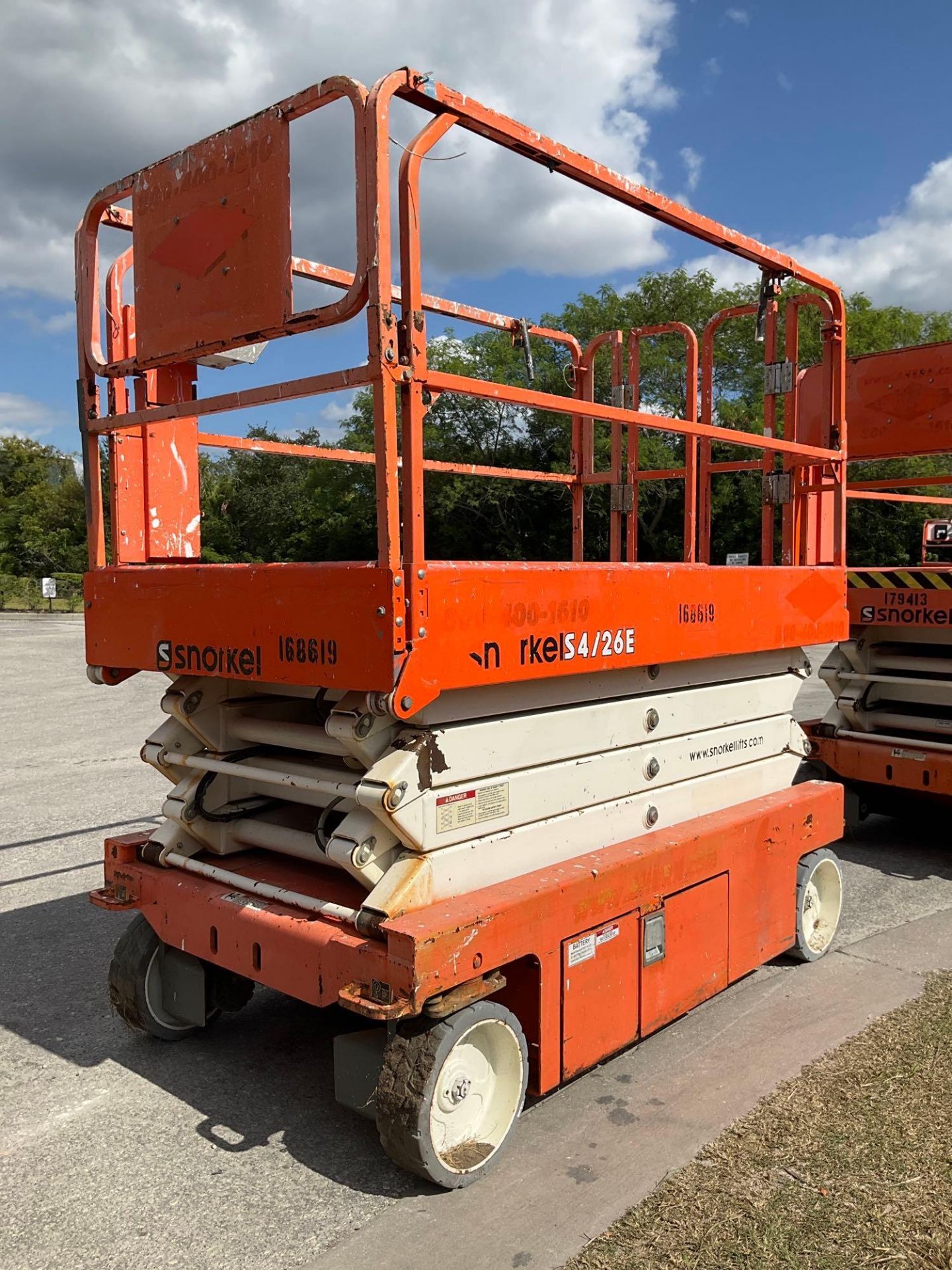 2016 SNORKEL SCISSOR LIFT MODEL S4726E ANSI , ELECTRIC, APPROX MAX PLATFORM HEIGHT 26FT, NON MARK... - Image 4 of 11