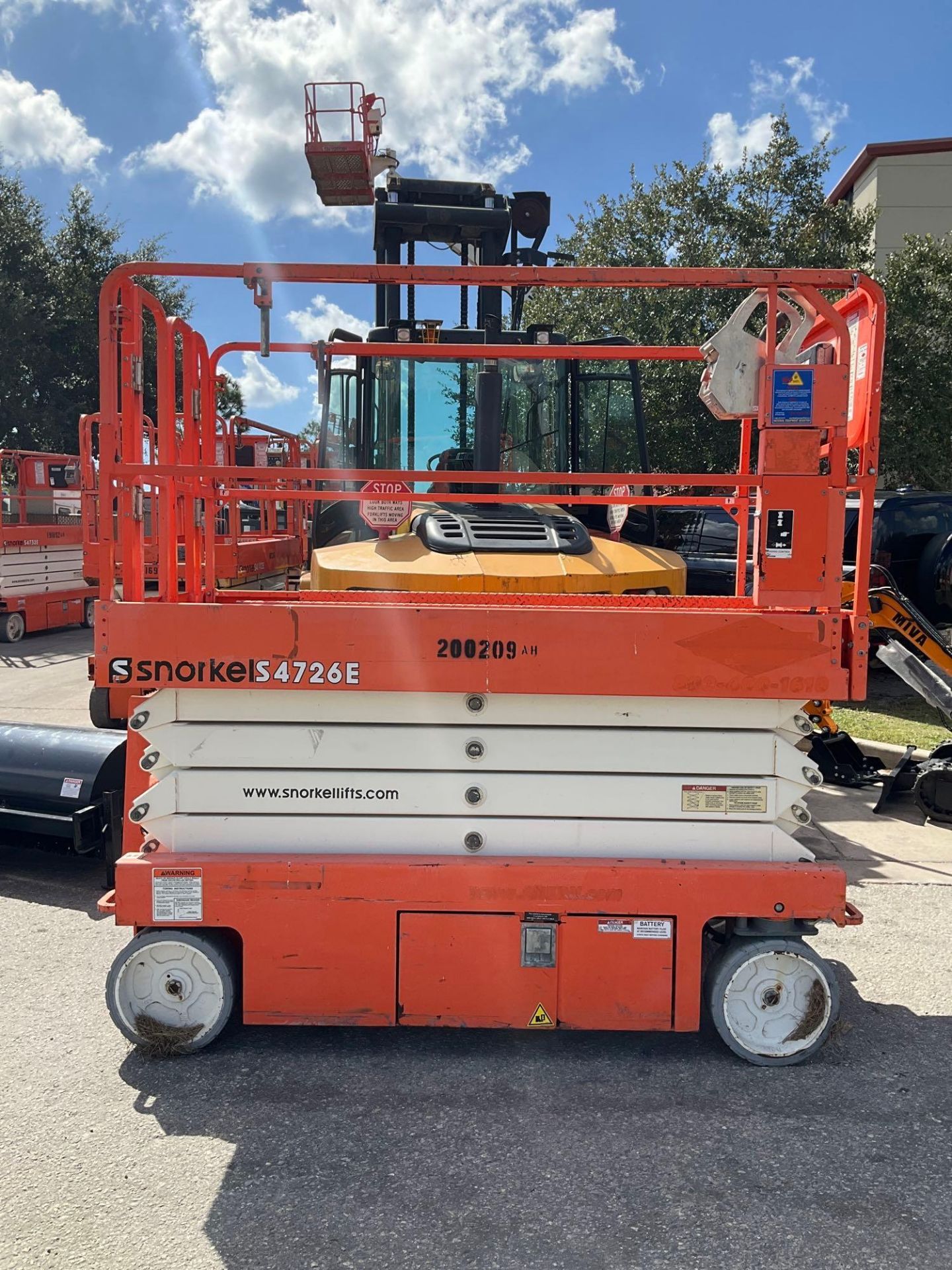 2017  SNORKEL SCISSOR LIFT MODEL S4726E ANSI , ELECTRIC, APPROX MAX PLATFORM HEIGHT 26FT, NON MAR... - Image 2 of 9