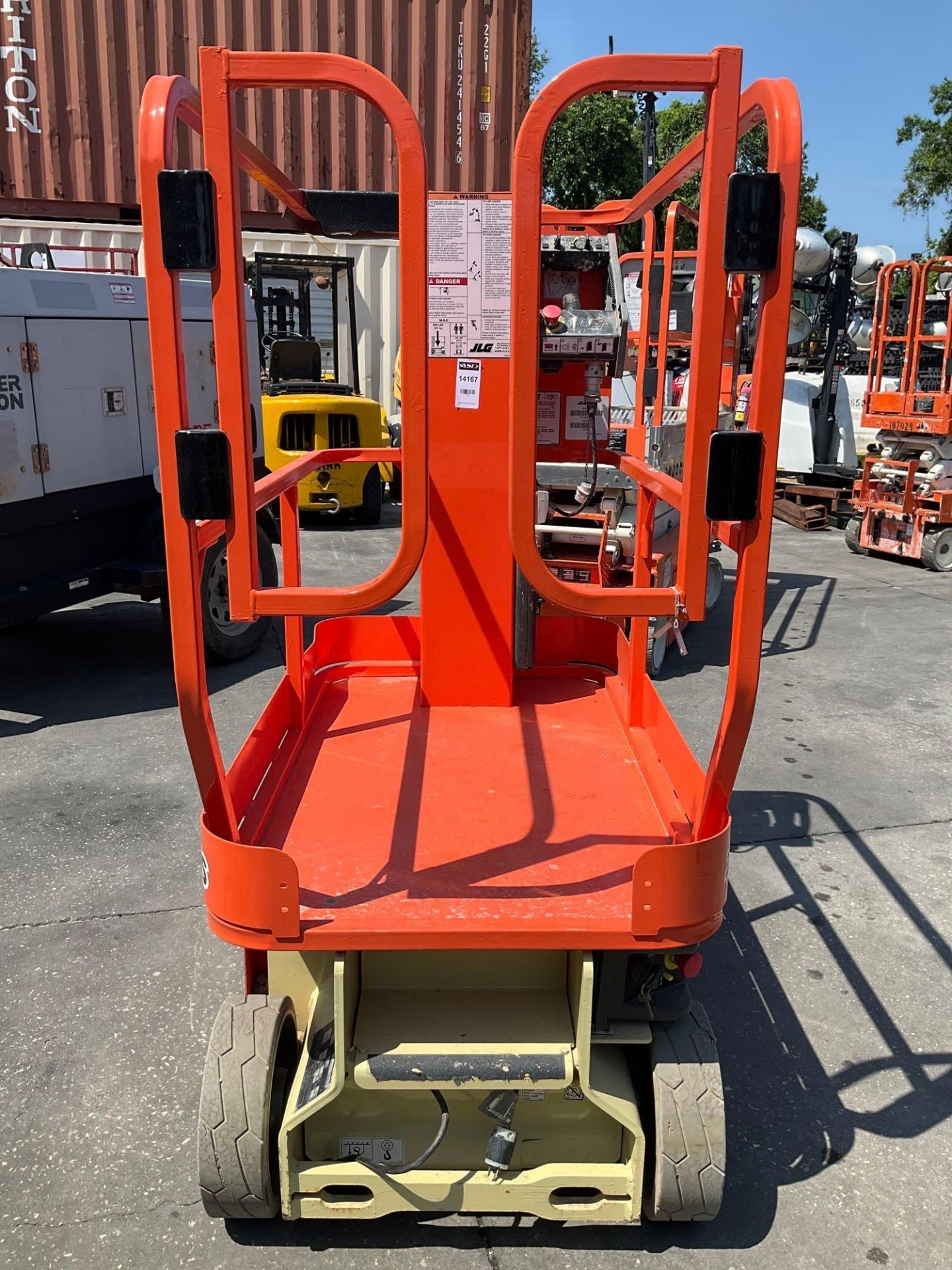 2017 JLG MAN LIFT MODEL 1230ES, ELECTRIC, APPROX MAX PLATFORM HEIGHT 12FT, NON MARKING TIRES, BUILT - Image 9 of 15
