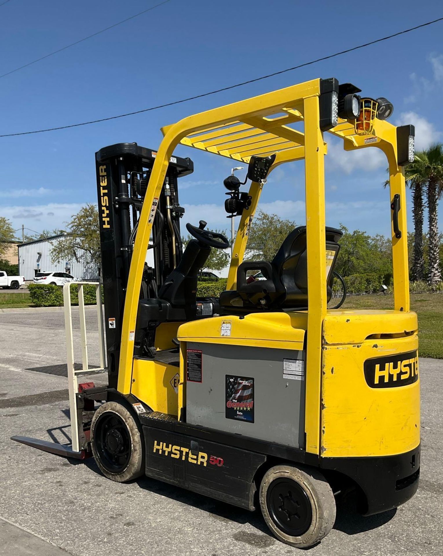 HYSTER FORKLIFT MODEL E50XN-33, ELECTRIC, APPROX MAX CAPACITY 5000LBS, APPROX MAX HEIGHT 171in, ... - Image 4 of 22