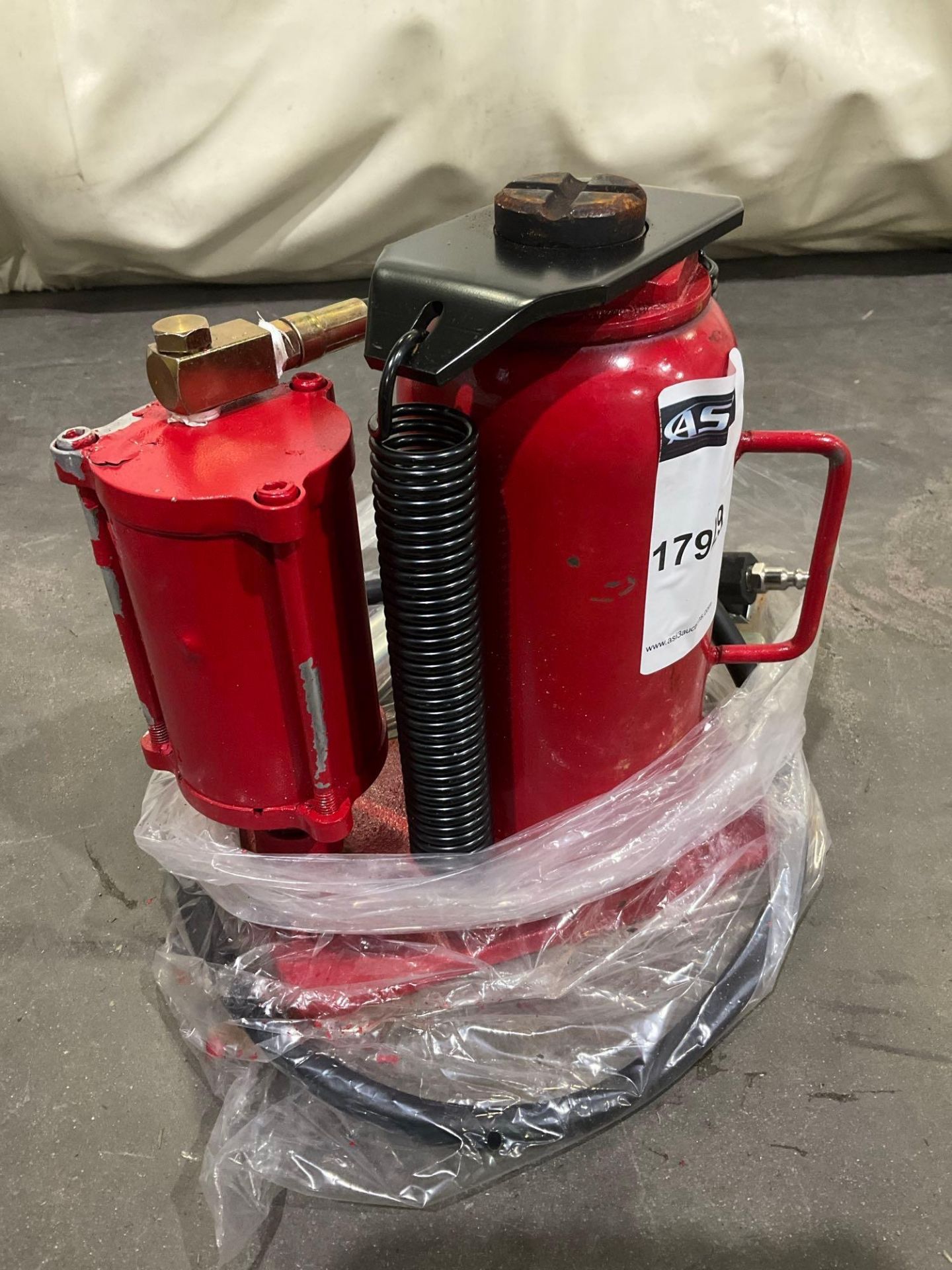 UNUSED ATE PRO USA 20 TON AIR HYDRAULIC BOTTLE JACK, APPROX 44,000LBS MAX CAPACITY - Image 4 of 6