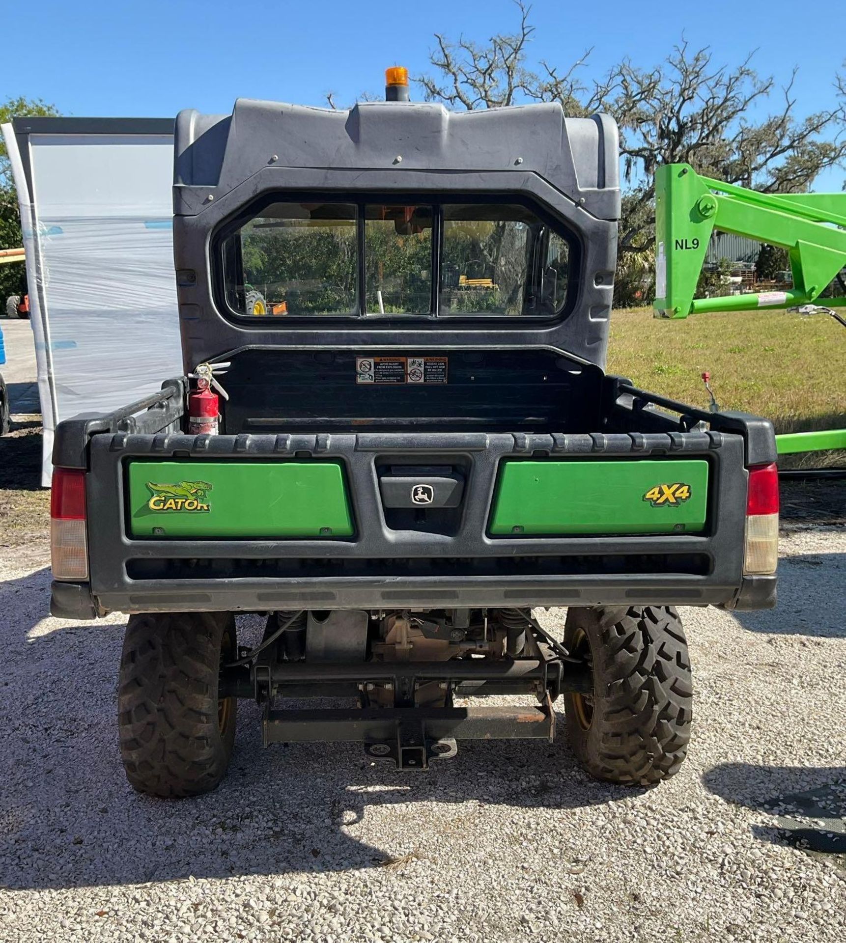 JOHN DEERE GATOR UTV MODEL HPX 815E, DIESEL, 4WD, MANUEL DUMP BED , HITCH, RUNS & OPERATES - Image 4 of 14