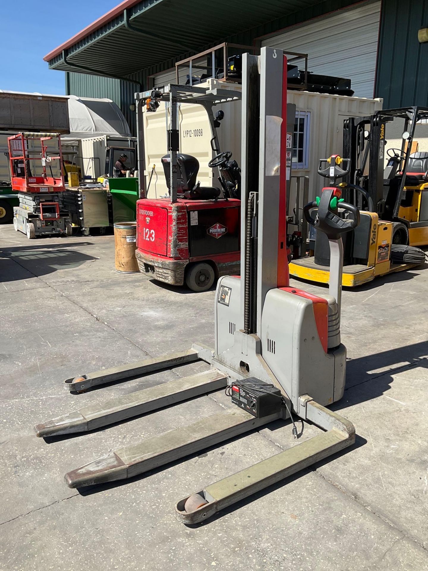 RAYMOND WALK BEHIND WALKIE-STACKER, ELECTRIC, APPROX 24VOLTS, APPROX MAX CAPACITY 2200LBS, APPROX...