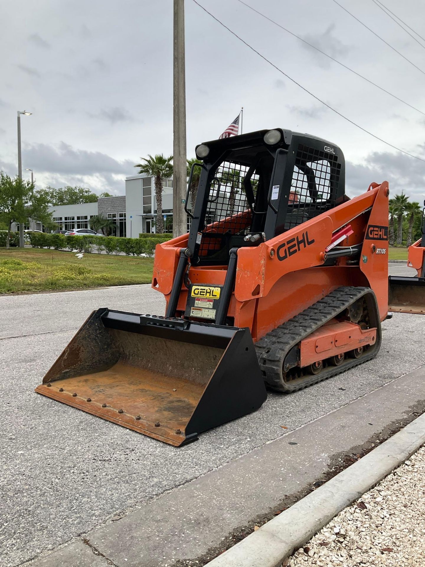 2019 GEHL COMPACT SKID STEER LOADER MODEL RT105, DIESEL, RUBBER TRACKS, BUCKET APPROX 53€, APPRO...