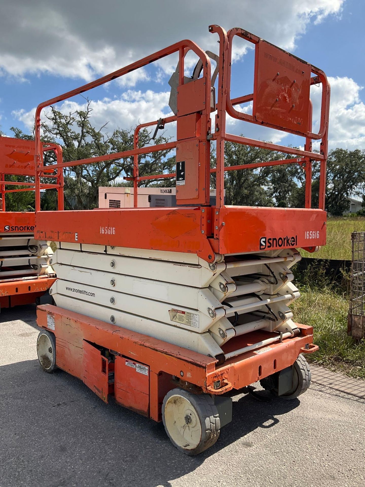 2016 SNORKEL SCISSOR LIFT MODEL S4732E ANSI - Image 3 of 11