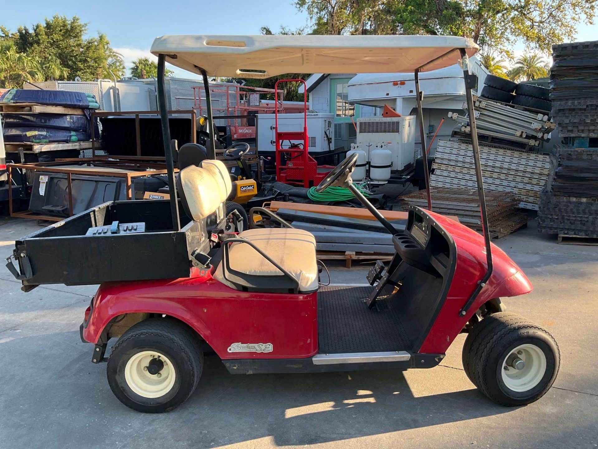 EZ-GO FREEDOM SE TEXTRON GOLF CART MODEL TXTEF SE, ELECTRIC, UTILITY/STORAGE BED, BILL OF SALE ON... - Image 2 of 9