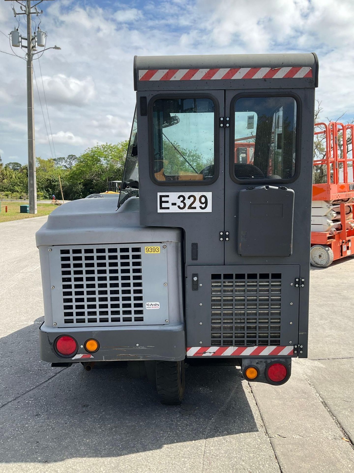 NILFISK ADVANCE SW8000 RIDE ON FLOOR SWEEPER, DIESEL - Image 4 of 13