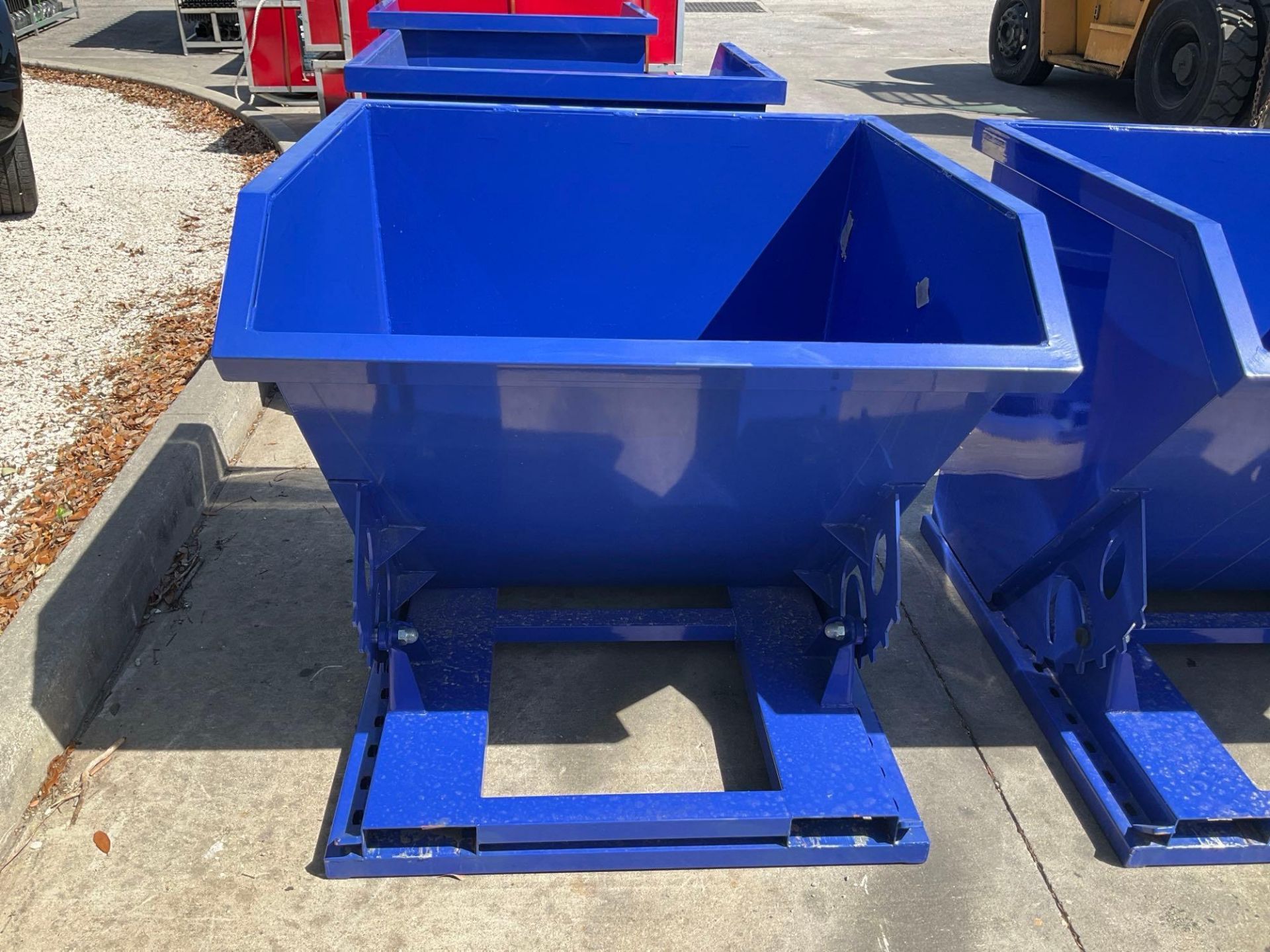 ( 1 ) UNUSED 1CU YARD SELF DUMPING HOPPER WITH FORK POCKETS - Image 2 of 5