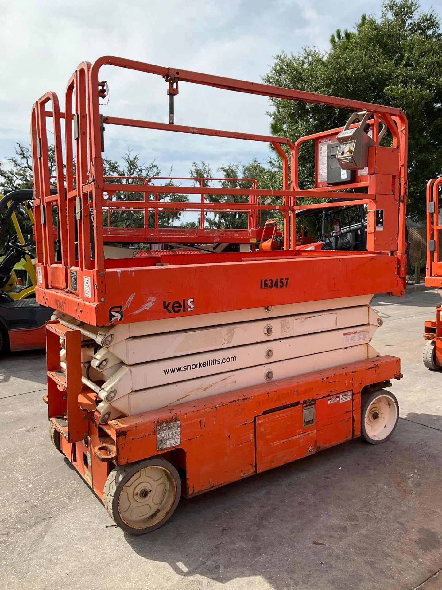 2015 SNORKEL SCISSOR LIFT MODEL S4726E ANSI, ELECTRIC, APPROX MAX PLATFORM HEIGHT 26FT, BUILT IN ...