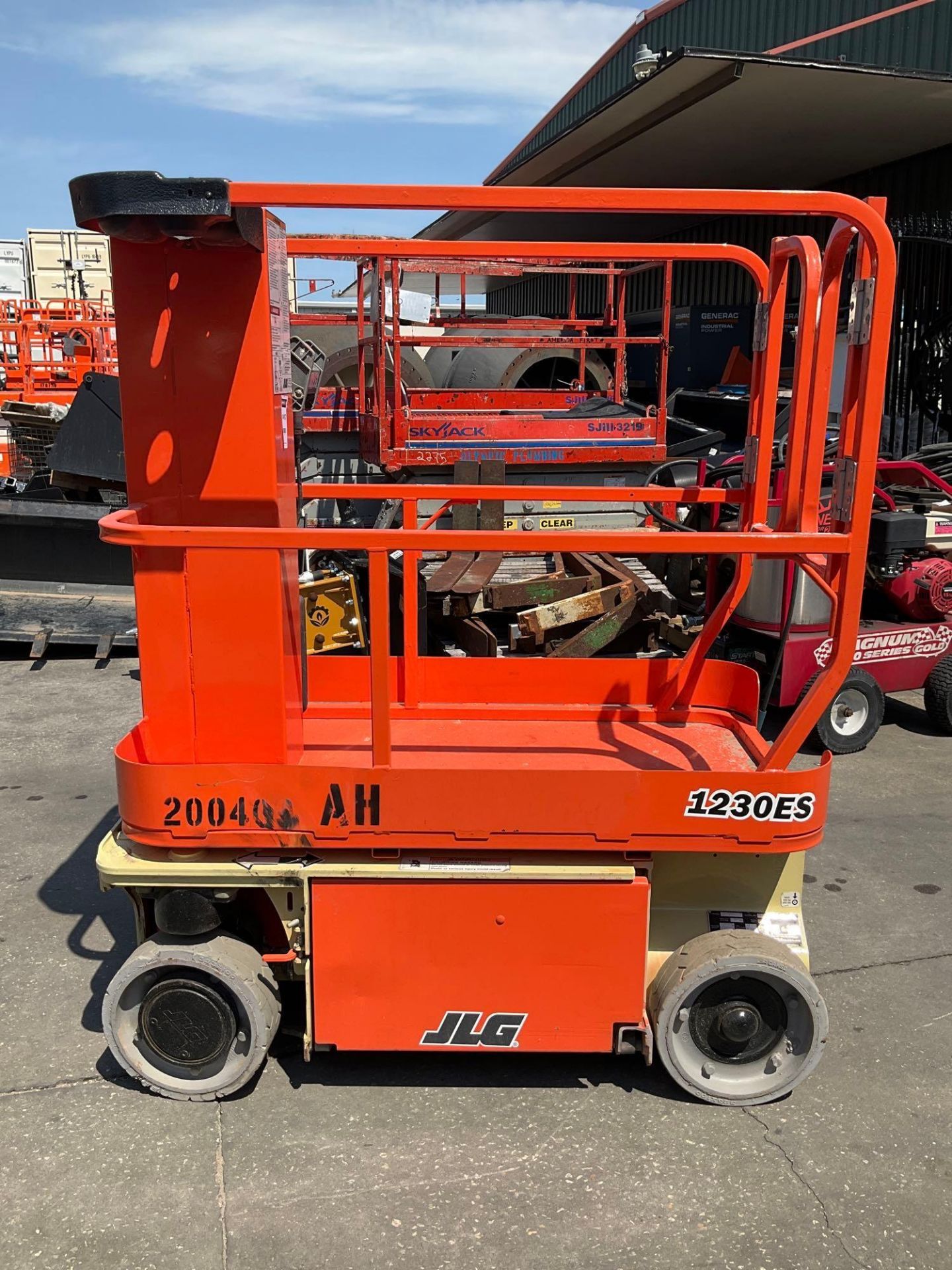2017 JLG MAN LIFT MODEL 1230ES, ELECTRIC, APPROX MAX PLATFORM HEIGHT 12FT, NON MARKING TIRES, BUILT - Image 8 of 15
