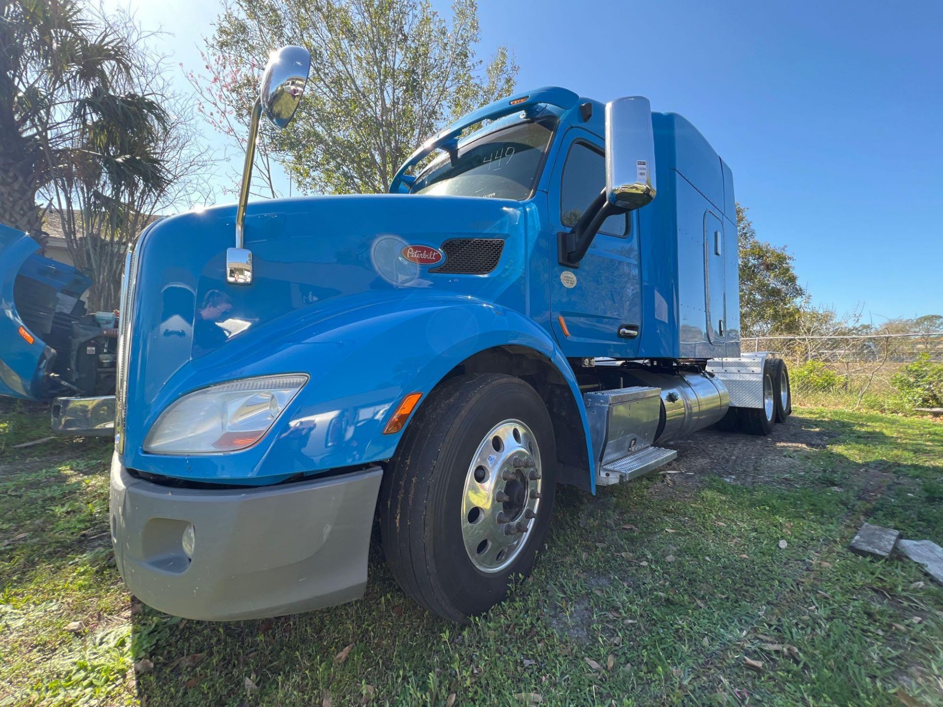 2014 PETERBILT 579 SEMI TRUCK W/SLEEPER CAB, PACCAR DIESEL ENGINE, 455 HP, AUTOMATIC TRANSMISSION - Image 4 of 34