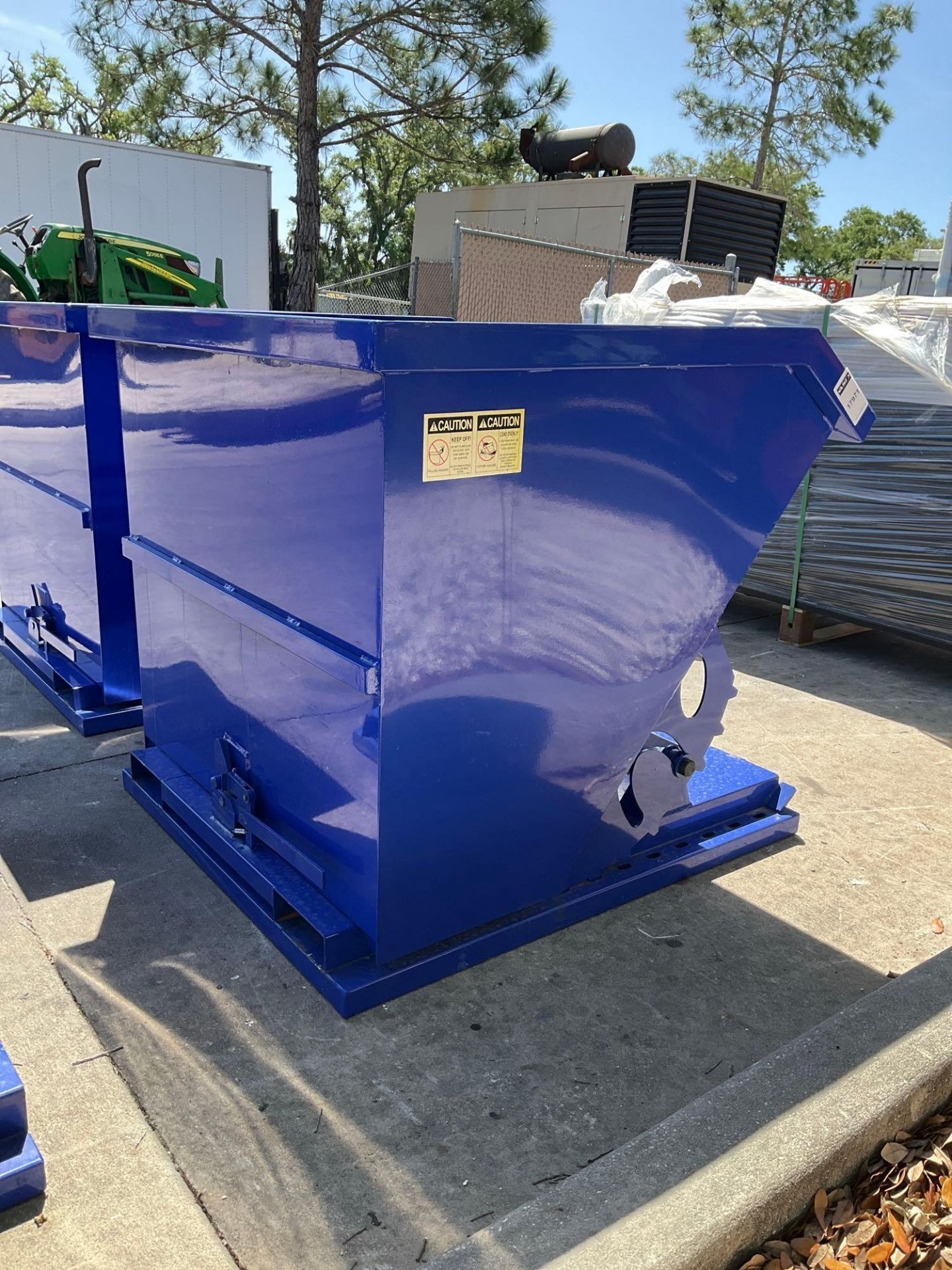 ( 1 ) UNUSED 1CU YARD SELF DUMPING HOPPER WITH FORK POCKETS - Image 5 of 5