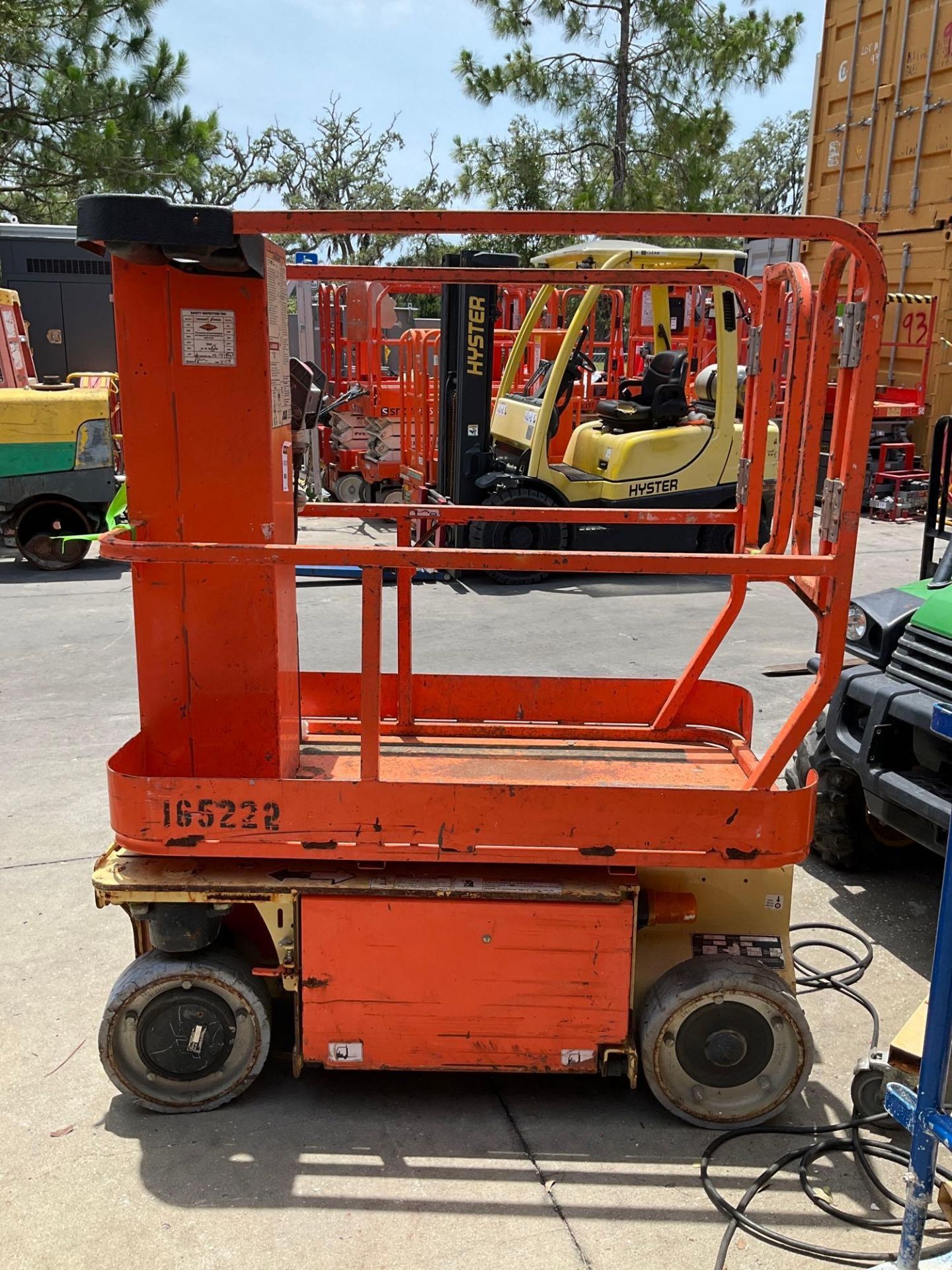 2016 JLG MAN LIFT MODEL 1230ES, ELECTRIC, APPROX MAX PLATFORM HEIGHT 12FT, NON MARKING TIRES, BUILT - Image 6 of 11