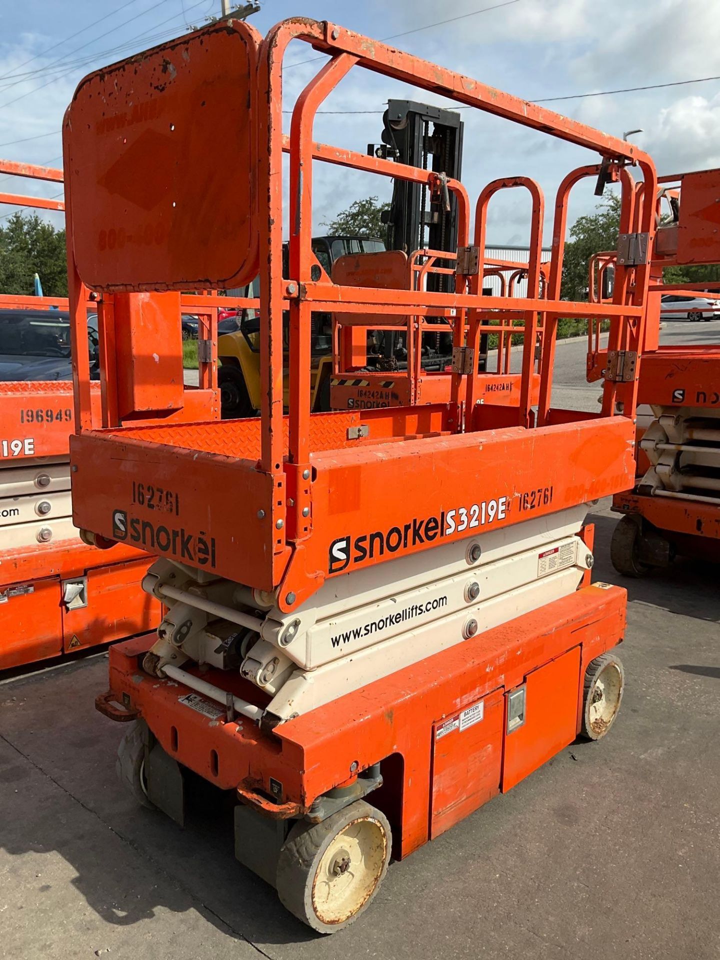2015 SNORKEL SCISSOR LIFT MODEL S3219E ANSI , ELECTRIC, APPROX MAX PLATFORM HEIGHT 19FT, NON MARK... - Image 3 of 8