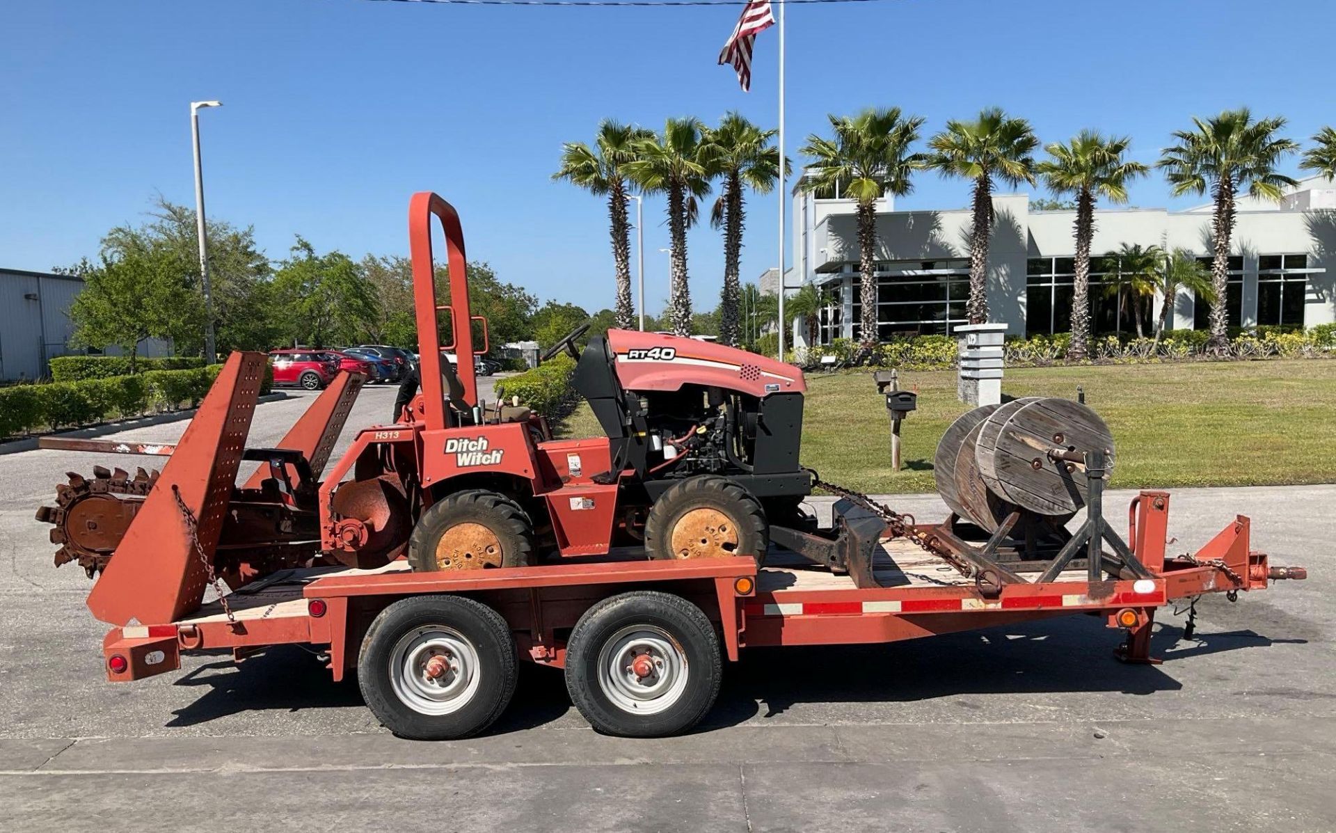 DITCH WITCH RT40 RIDE ON TRENCHER WITH DUAL AXLE UTILITY TRAILER, NEW BATTERY, LOW HOURS, RUNS & ...