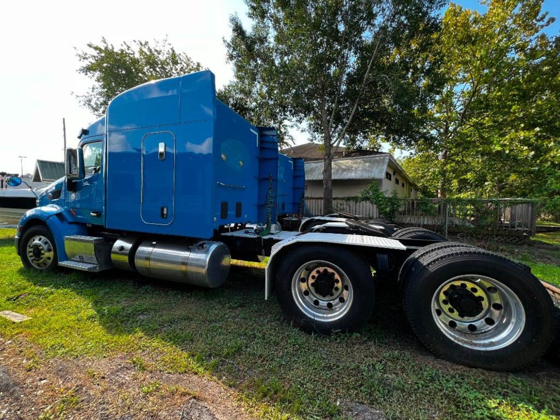 2014 PETERBILT 579 SEMI TRUCK W/SLEEPER CAB, PACCAR DIESEL ENGINE, 455 HP, AUTOMATIC TRANSMISSION - Image 7 of 34