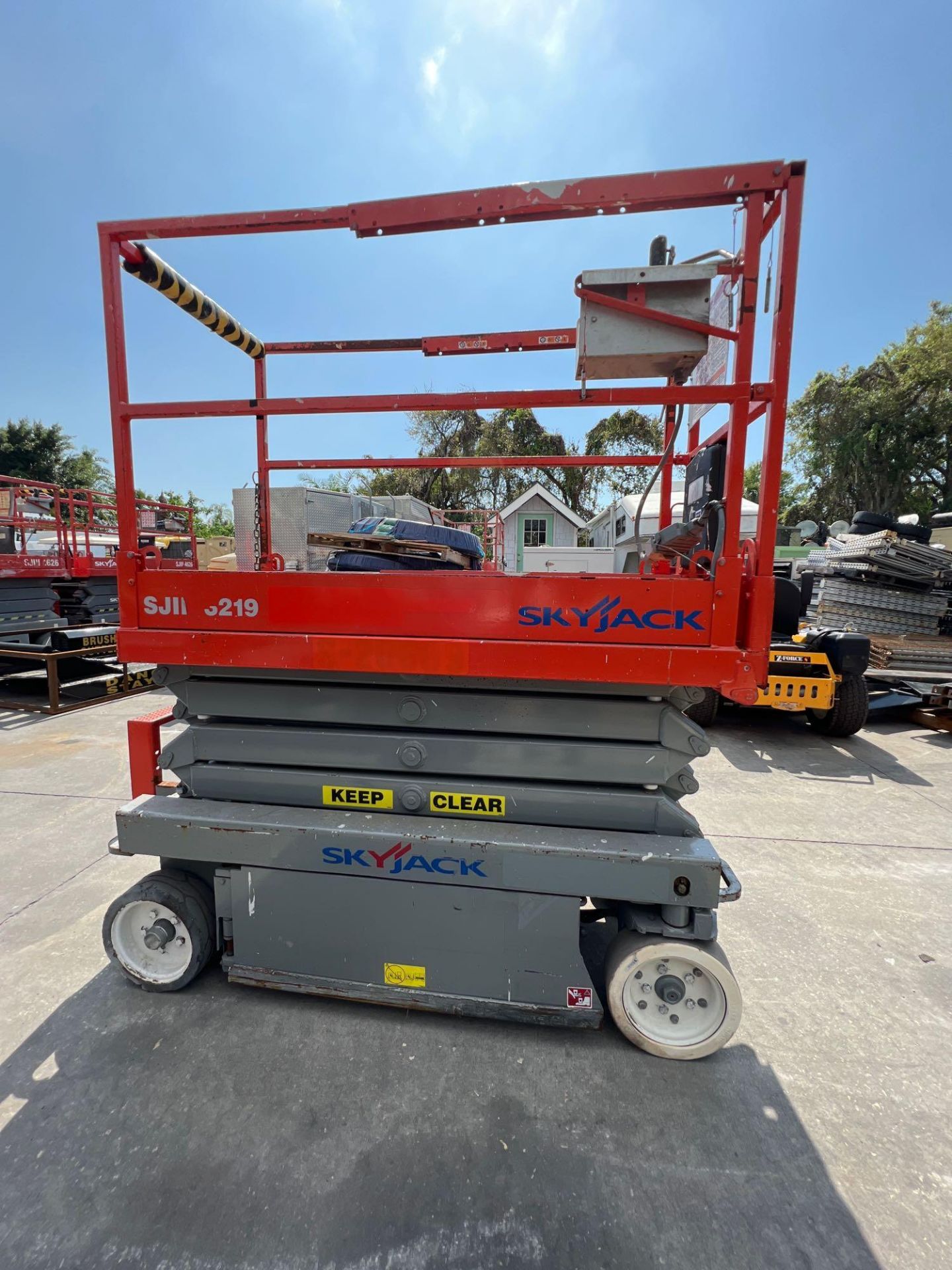 SKYJACK SCISSOR LIFT MODEL SJIII 3219, ELECTRIC, APPROX MAX PLATFORM HEIGHT 19FT, NON MARKING TIR... - Image 5 of 10