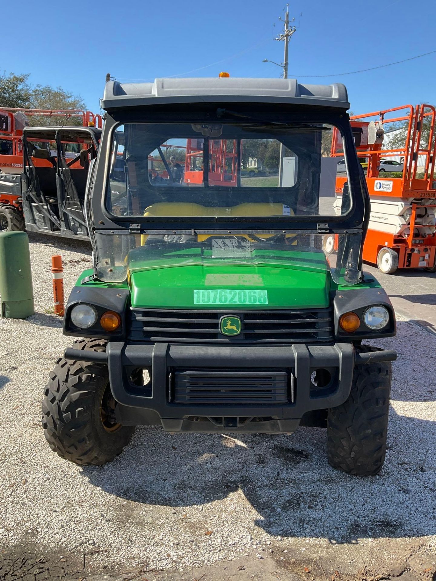 JOHN DEERE GATOR UTV MODEL HPX 815E, DIESEL, 4WD, MANUEL DUMP BED , HITCH, RUNS & OPERATES - Image 9 of 14