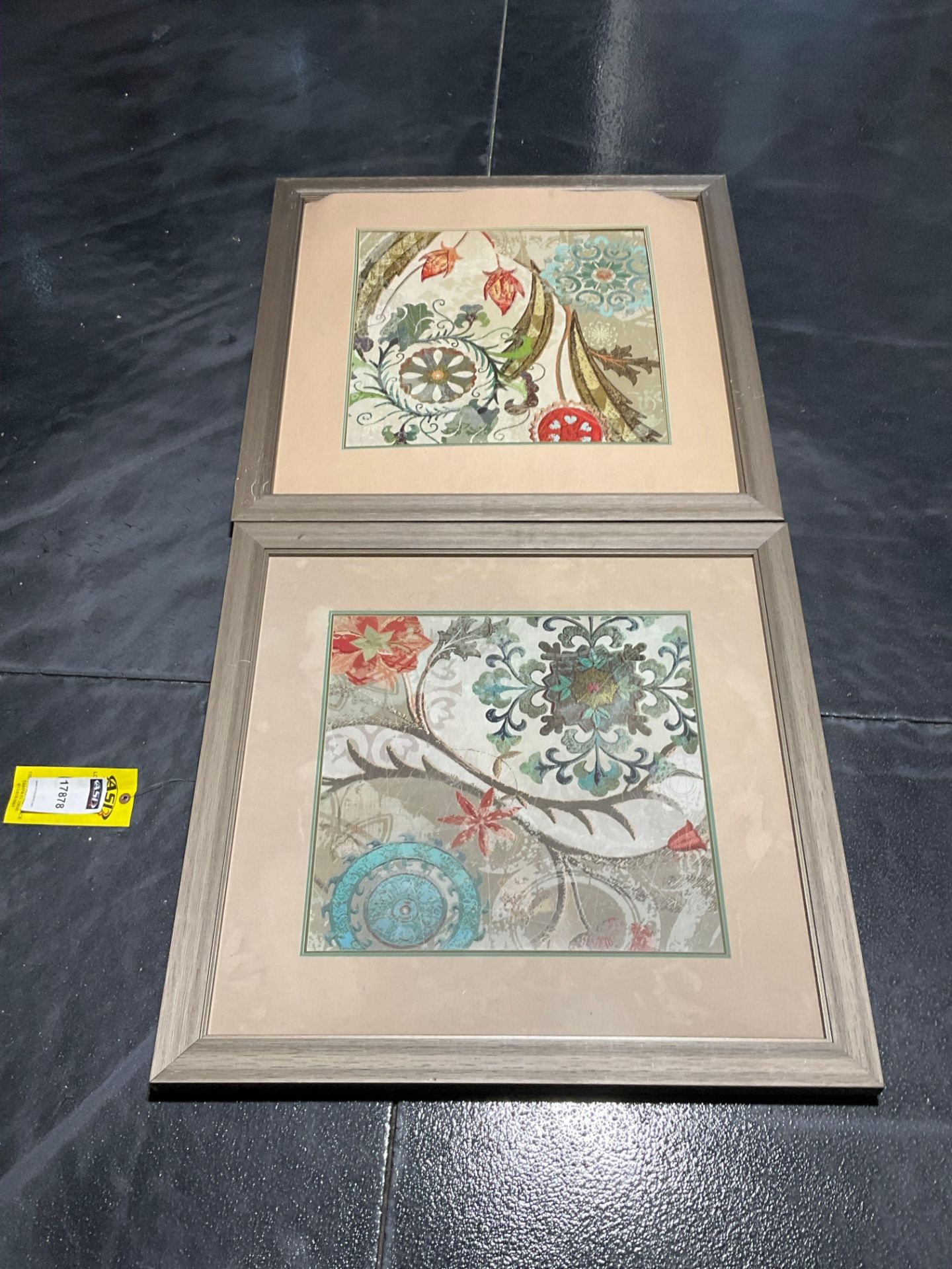 ( 2 ) HOME DECOR,  APPROXIMATELY 32€ L X 32€ W