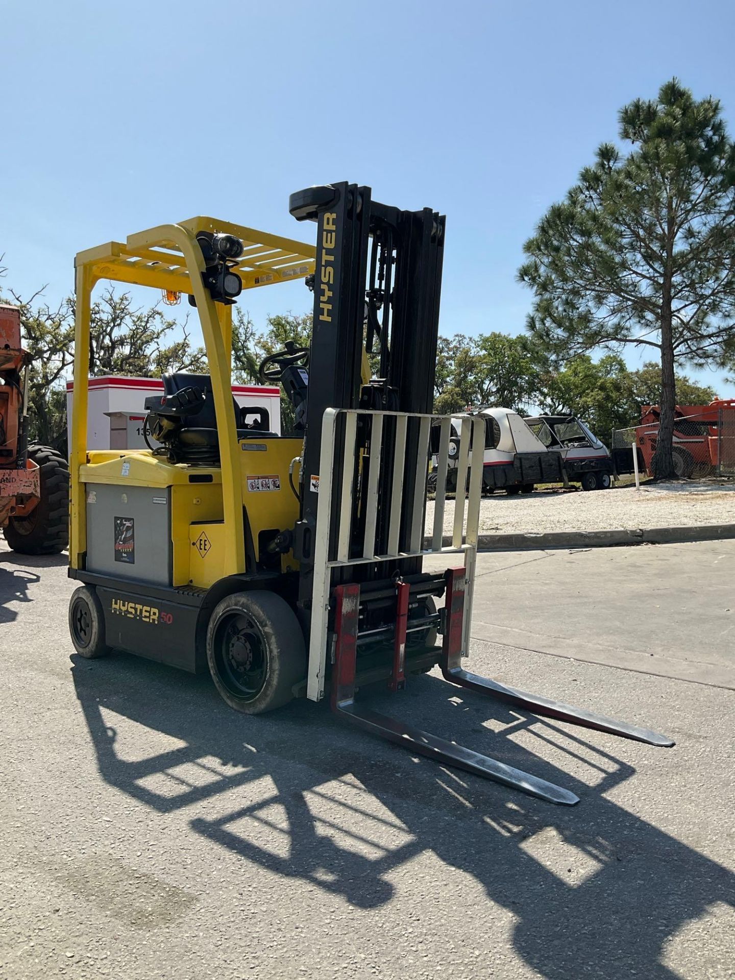 HYSTER FORKLIFT MODEL E50XN-33, ELECTRIC, APPROX MAX CAPACITY 5000LBS, APPROX MAX HEIGHT 171in, ... - Image 8 of 22
