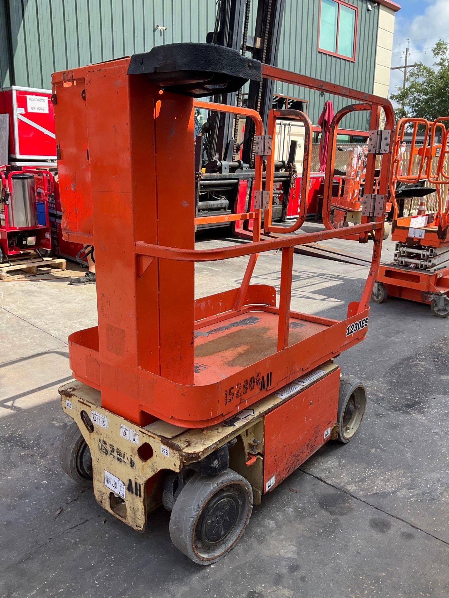 2015 JLG MANLIFT MODEL 1230ES, ELECTRIC, APPROX MAX PLATFORM HEIGHT 12FT, NON MARKING TIRES, BUIL... - Image 5 of 12