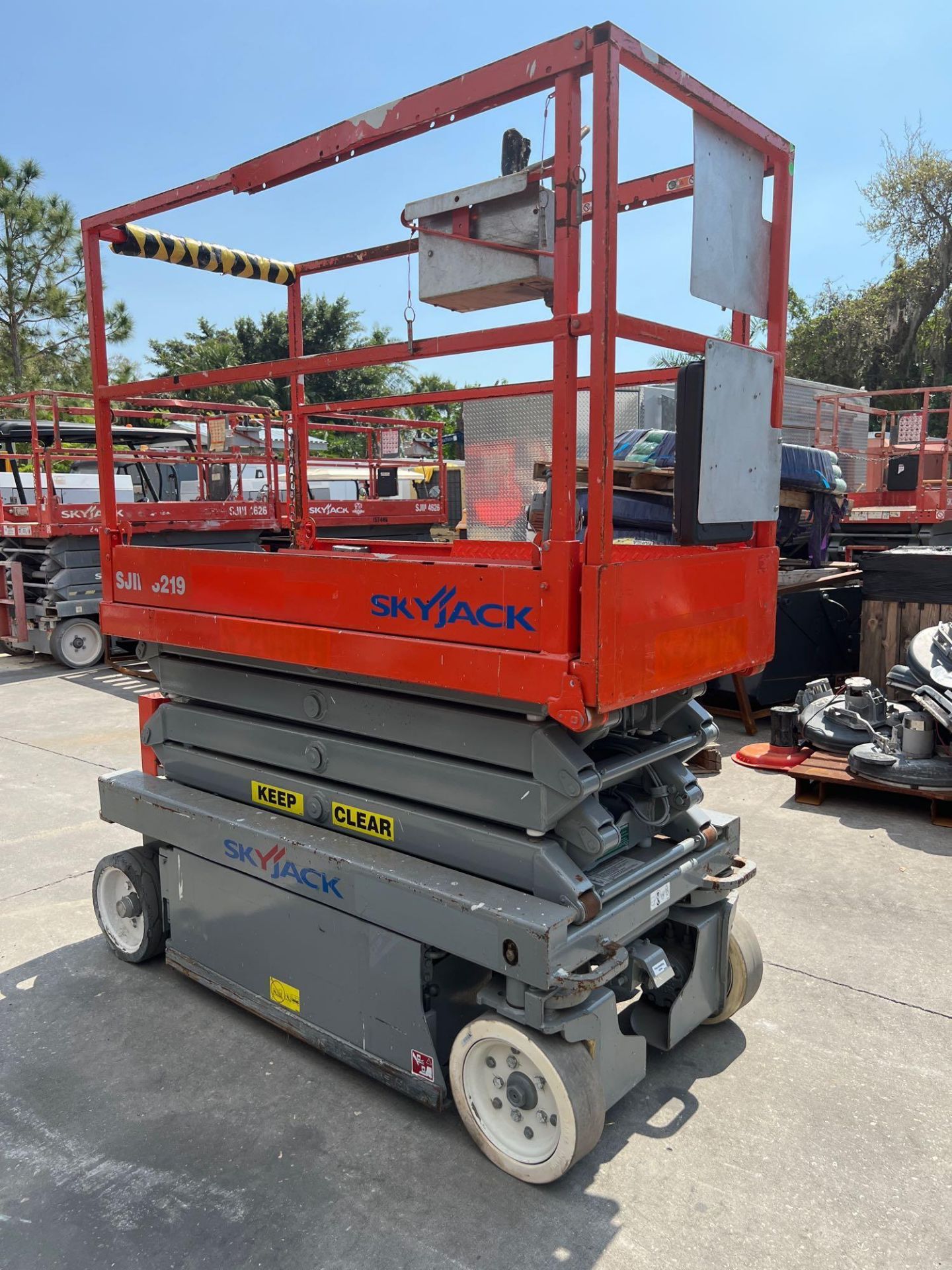 SKYJACK SCISSOR LIFT MODEL SJIII 3219, ELECTRIC, APPROX MAX PLATFORM HEIGHT 19FT, NON MARKING TIR... - Image 4 of 10