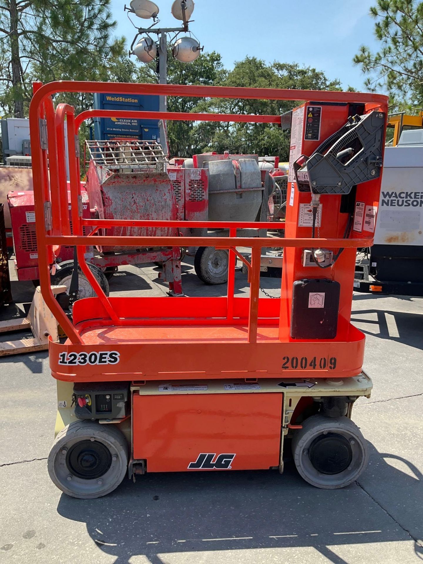 2017 JLG MAN LIFT MODEL 1230ES, ELECTRIC, APPROX MAX PLATFORM HEIGHT 12FT, NON MARKING TIRES, BUILT - Image 5 of 15