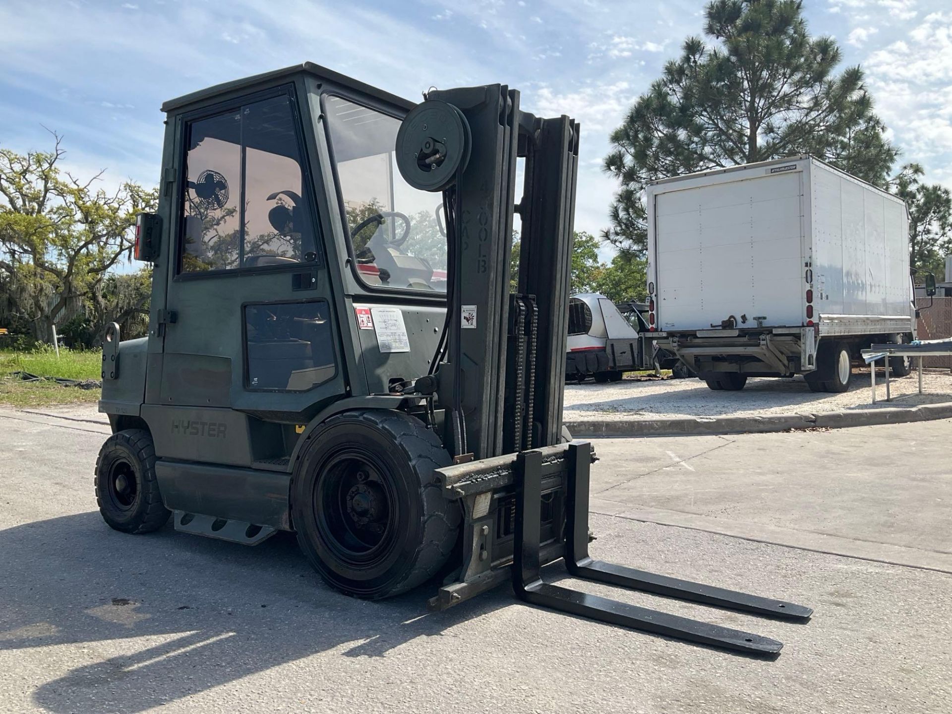 HYSTER FORKLIFT MODEL H40XM, DIESEL, ENCLOSED CAB, APPROX MAX CAPACITY 4,000 LBS, APPROX MAX HE - Image 7 of 13