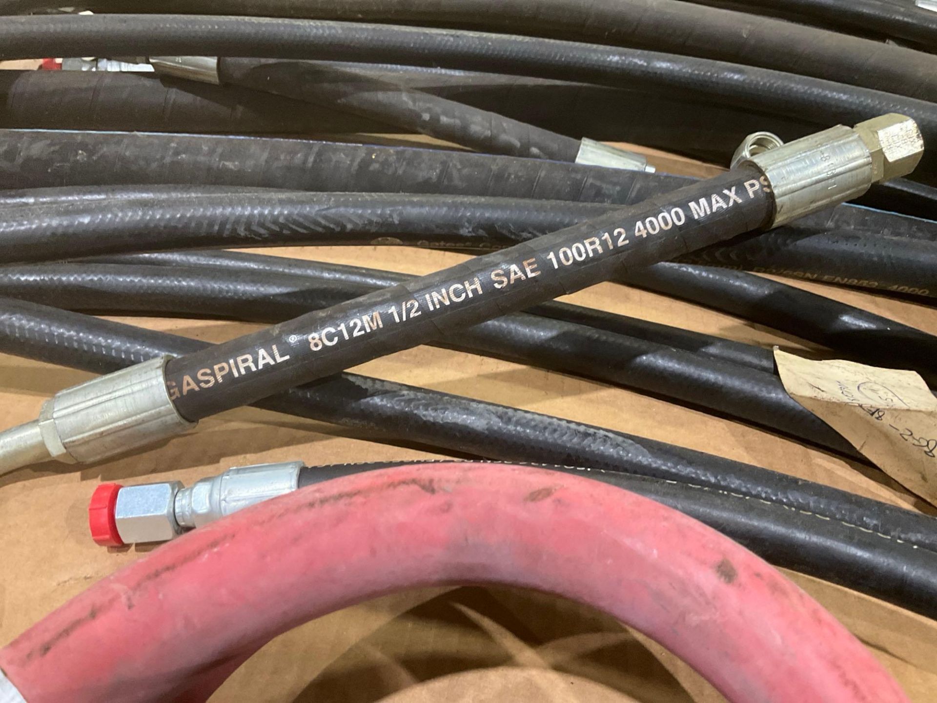 LOT PNEUMATIC AND HYDRAULIC HOSES WITH FITTINGS; BRANDS INCLUDE GATES AND PARKER; MISCELLANEOUS L... - Image 3 of 12