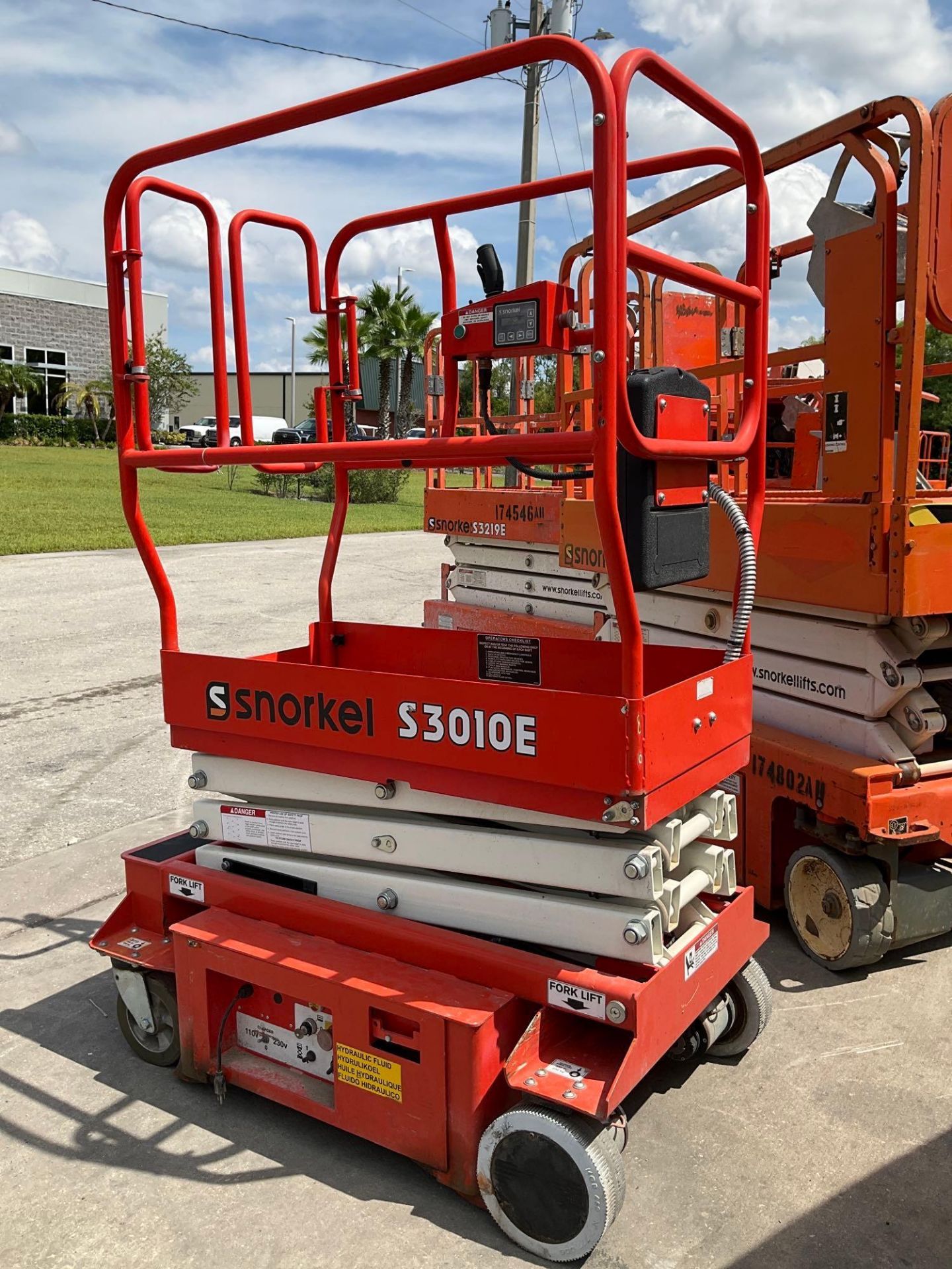 2014 SNORKEL SCISSOR LIFT MODEL S3010E, ELECTRIC, APPROX MAX PLATFORM HEIGHT 10FT, NON MARKING TI... - Image 5 of 12