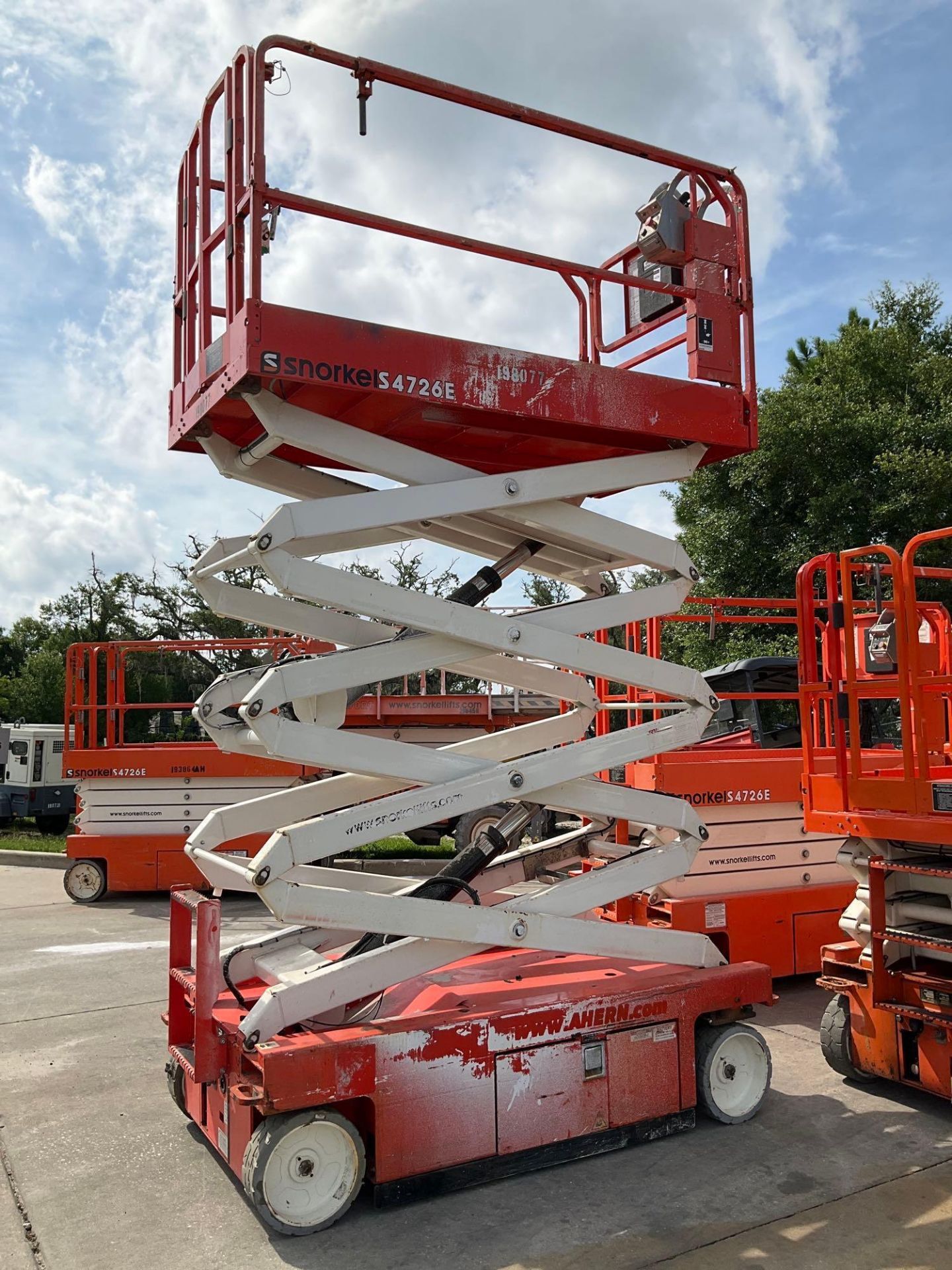 2017 SNORKEL SCISSOR LIFT MODEL S4726E ANSI, ELECTRIC, APPROX MAX PLATFORM HEIGHT 26FT, BUILT IN ... - Image 12 of 12