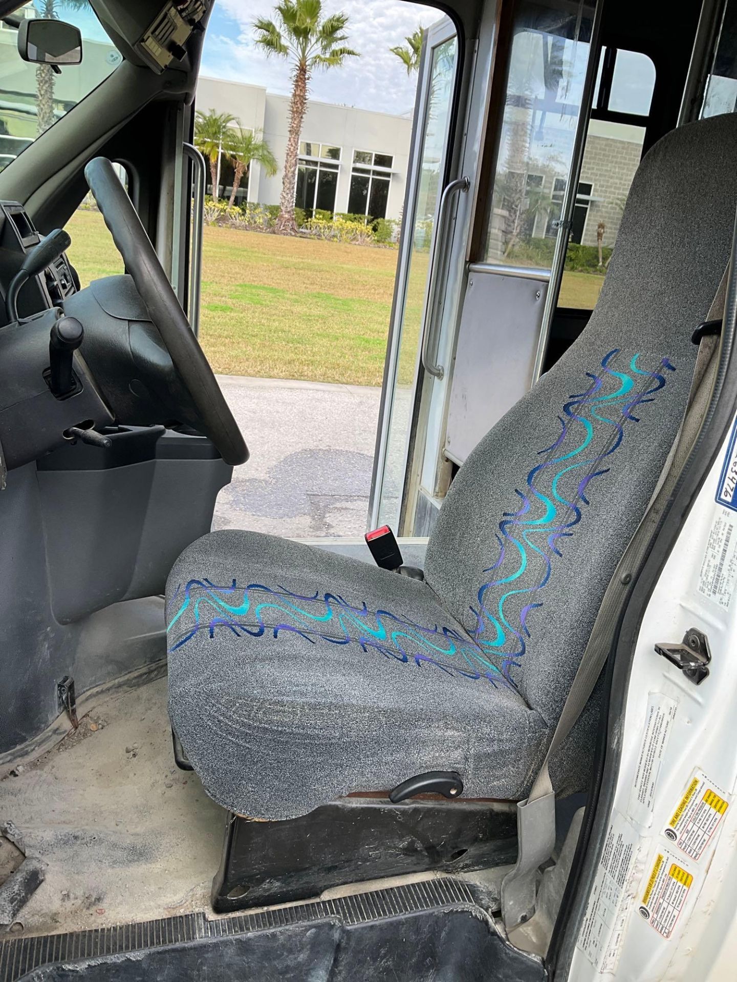 2018 FORD ECONOLINE 450 SHUTTLE BUS, GAS AUTOMATIC, 28 PASSENGER SEATING - Image 10 of 31
